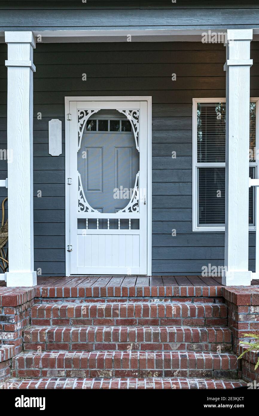 Porte extérieure avant d'un petit mobile home bleu gris avec marches en  brique rouge Photo Stock - Alamy