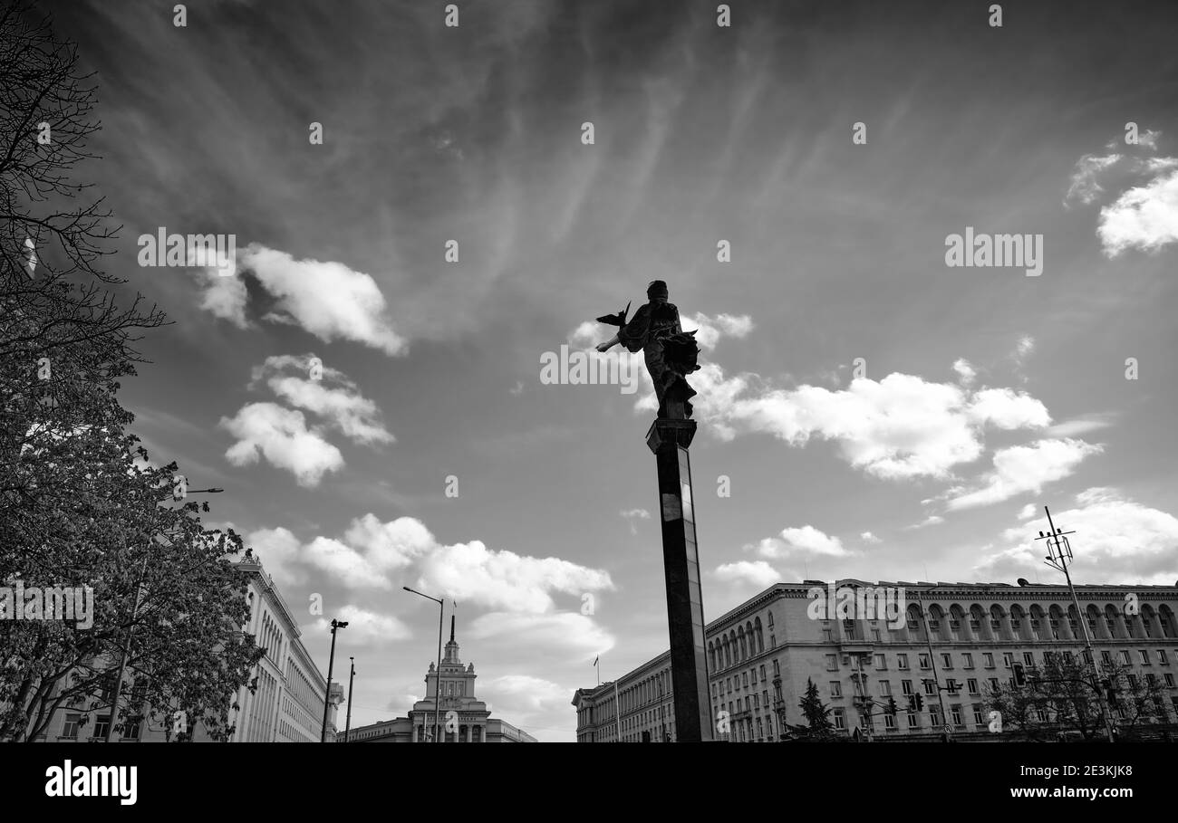Saint Sofia Monument à Sofia avec gouvernement et ancien parti communiste bulgare quartier général fond avec ciel bleu. Banque D'Images