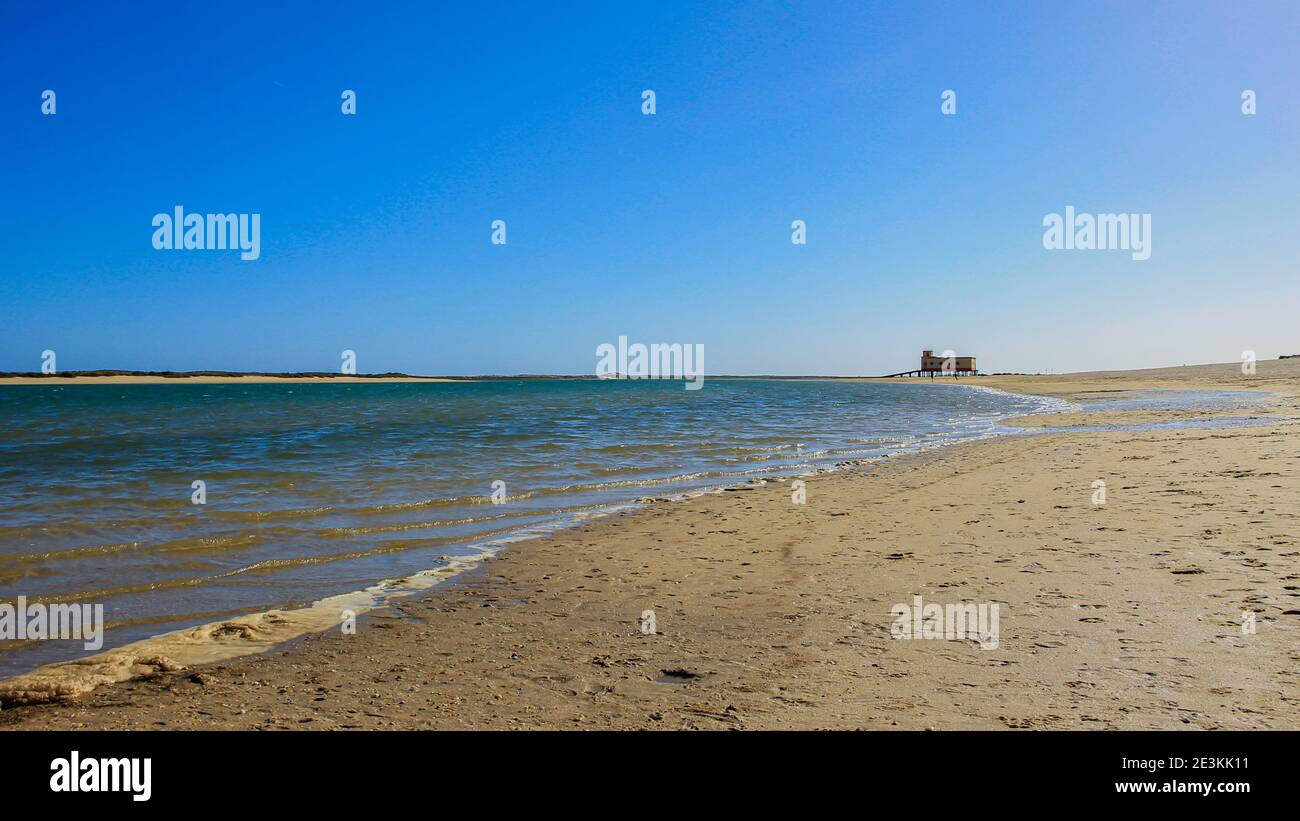 Plage calme à Faro, Portugal Banque D'Images