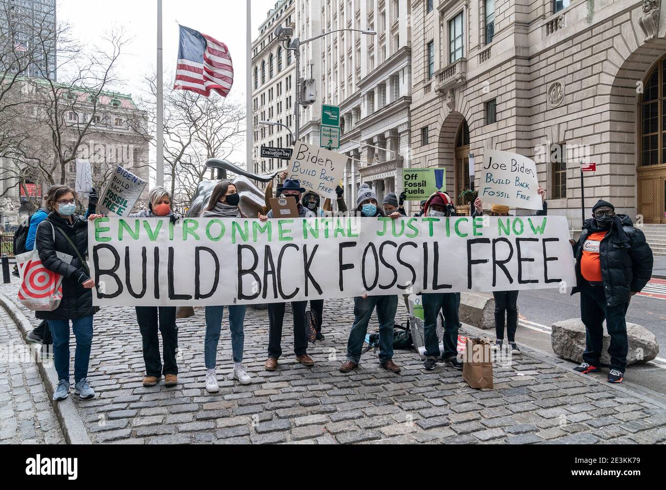 New York, États-Unis. 19 janvier 2021. Les militants écologistes se rassemblent pour exiger construire à nouveau Fossil Free devant la sculpture de Charging Bull sur Broadway. Le rallye a été organisé par Food & Water Watch, New York Communities for change et 350 New York. Les activistes exigent que le président élu Biden prenne immédiatement des mesures exécutives pour détourner le pays d'une économie destructrice alimentée par les fossiles. (Photo de Lev Radin/Pacific Press) crédit: Pacific Press Media production Corp./Alay Live News Banque D'Images