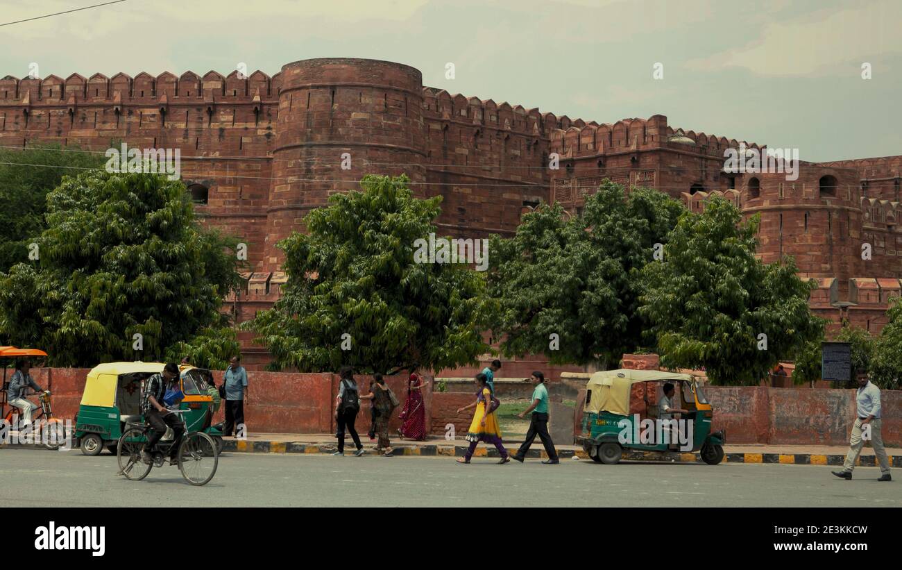 Trafic routier photographié sur fond de fort d'Agra. Agra, Uttar Pradesh, Inde. Banque D'Images