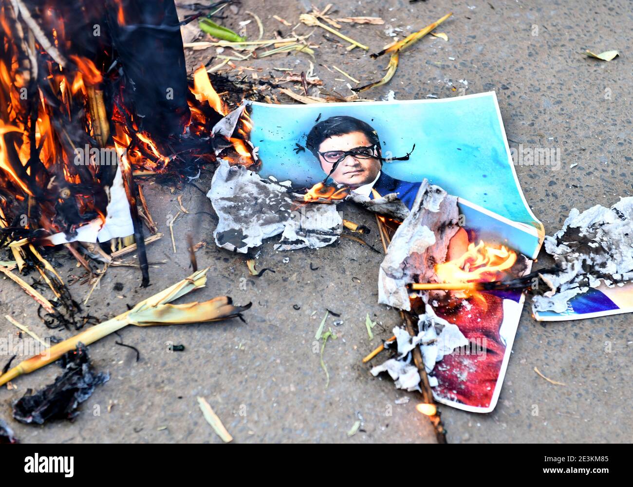 Beawar, Inde. 19 janvier 2021. Les travailleurs du Congrès brûlent l'affiche d'Arnab Goswami lors d'une manifestation contre BJP à propos de conversations WhatsApp entre le rédacteur en chef de Republic TV, Arnab Goswami, et l'ancien PDG de BARC, Partho Dasgupta, qui aurait indiqué une fuite d'informations classifiées, à Beawar. (Photo de Sumit Saraswat/Pacific Press) crédit: Pacific Press Media production Corp./Alay Live News Banque D'Images