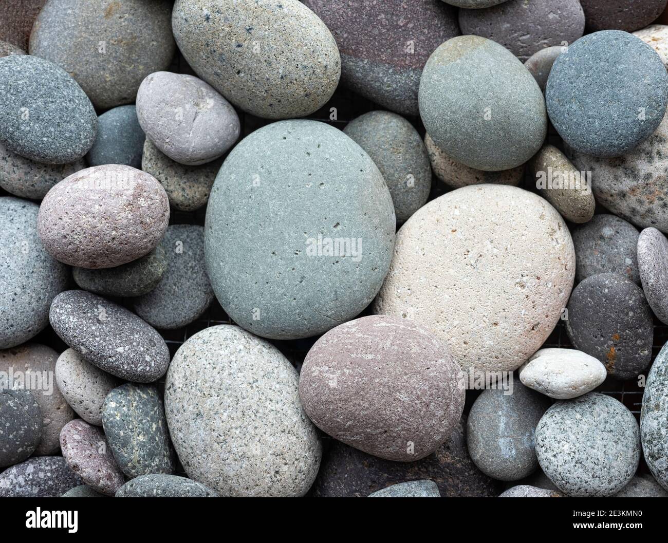 Galets ronds texture rivière Boulders toile de fond. Image de concept idéale Banque D'Images