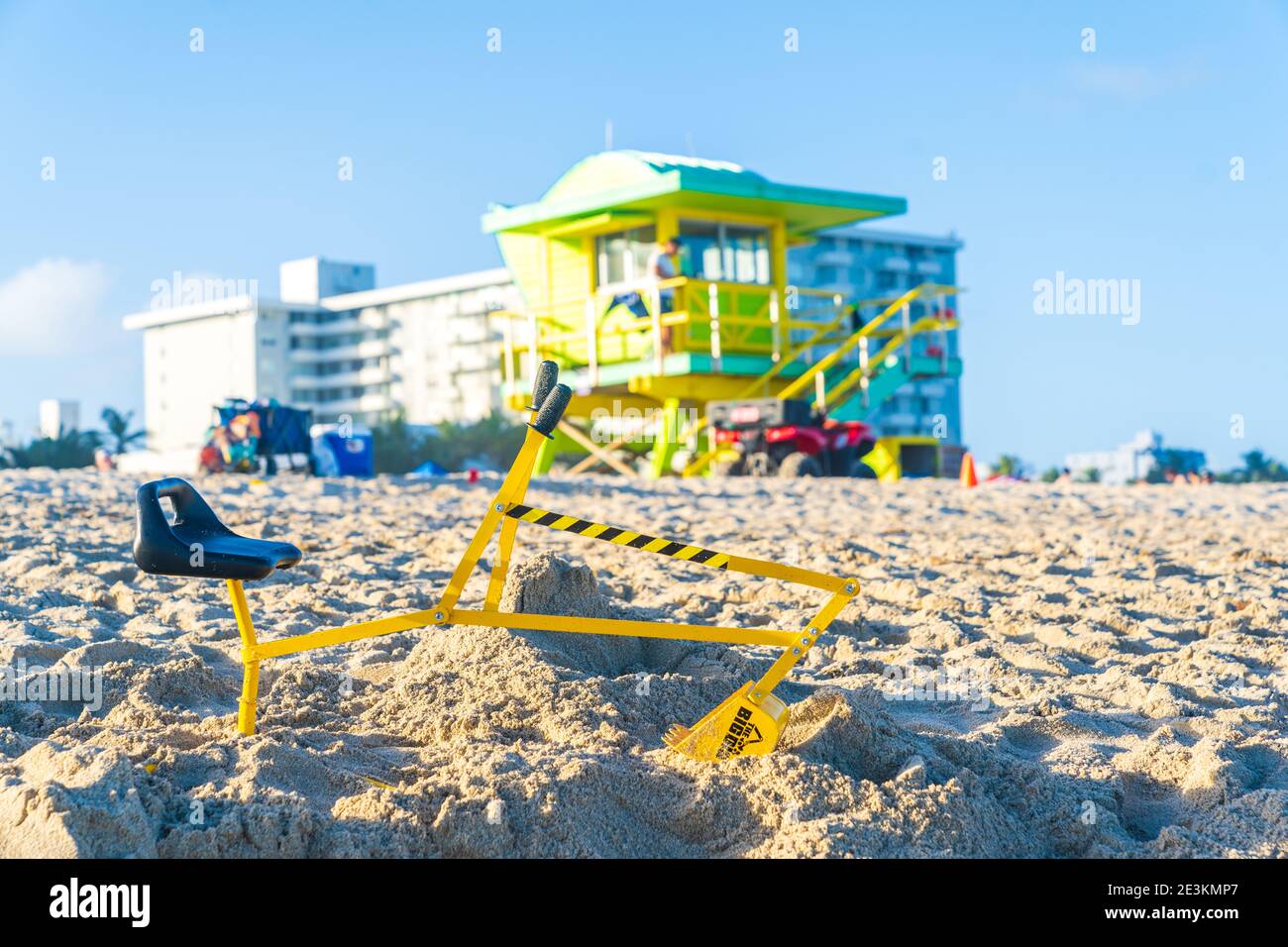 Excavateur Toy Digging Sand à South Beach Miami. Banque D'Images