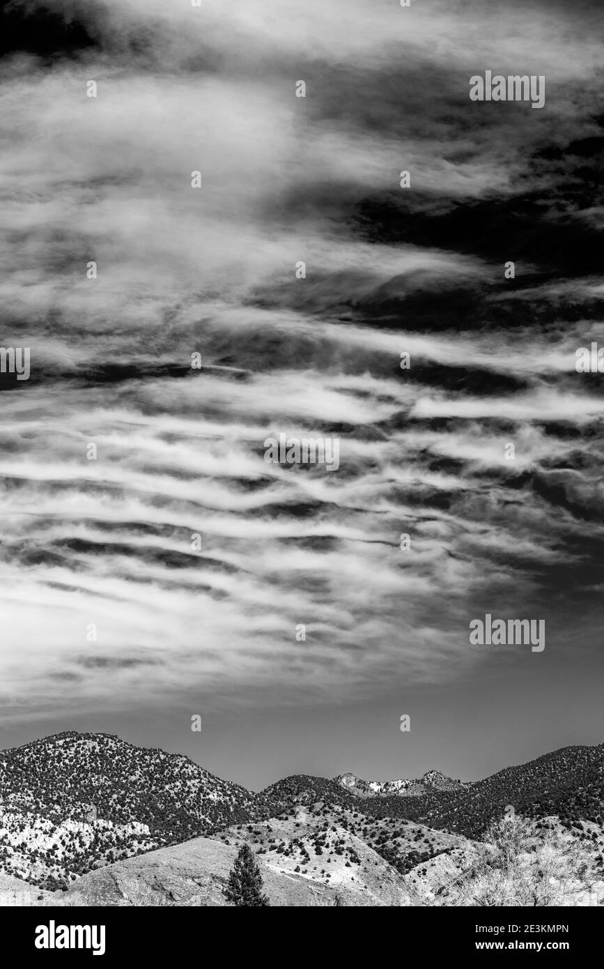 Vue en noir et blanc des nuages inhabituels contre un ciel clair du Colorado; Salida; Colorado; États-Unis Banque D'Images