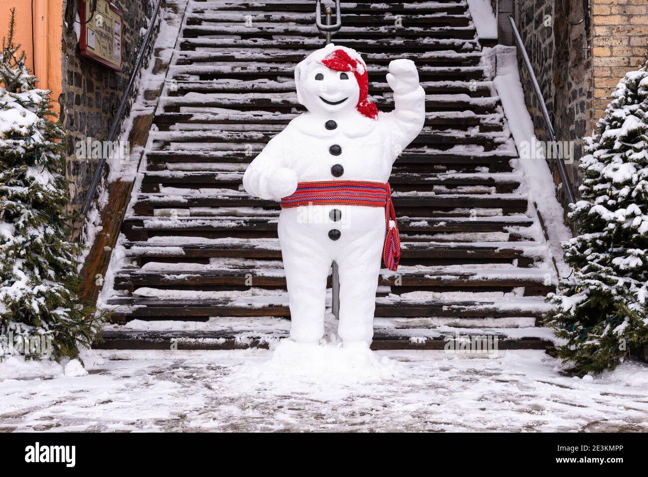 La mascotte de carnaval du Québec « Bonhomme » dans le petit Champlain. Banque D'Images