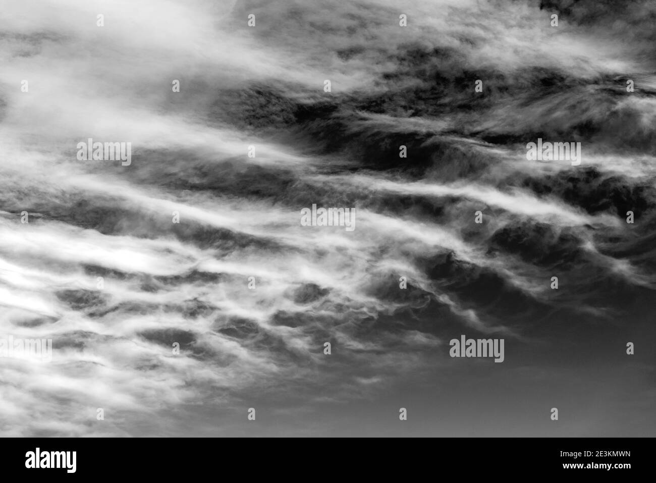 Vue en noir et blanc des nuages inhabituels contre un ciel clair du Colorado; Salida; Colorado; États-Unis Banque D'Images