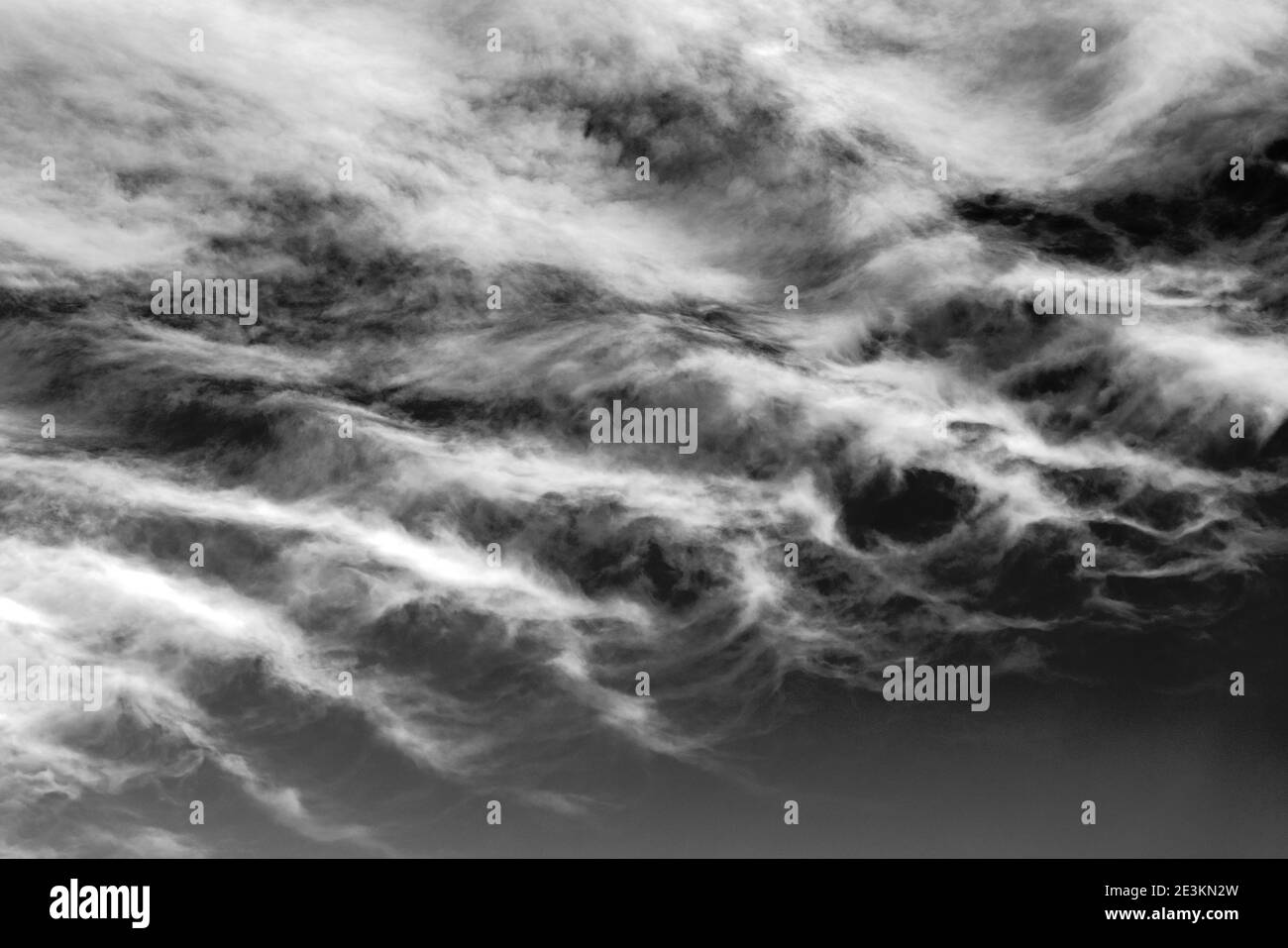 Vue en noir et blanc des nuages inhabituels contre un ciel clair du Colorado; Salida; Colorado; États-Unis Banque D'Images