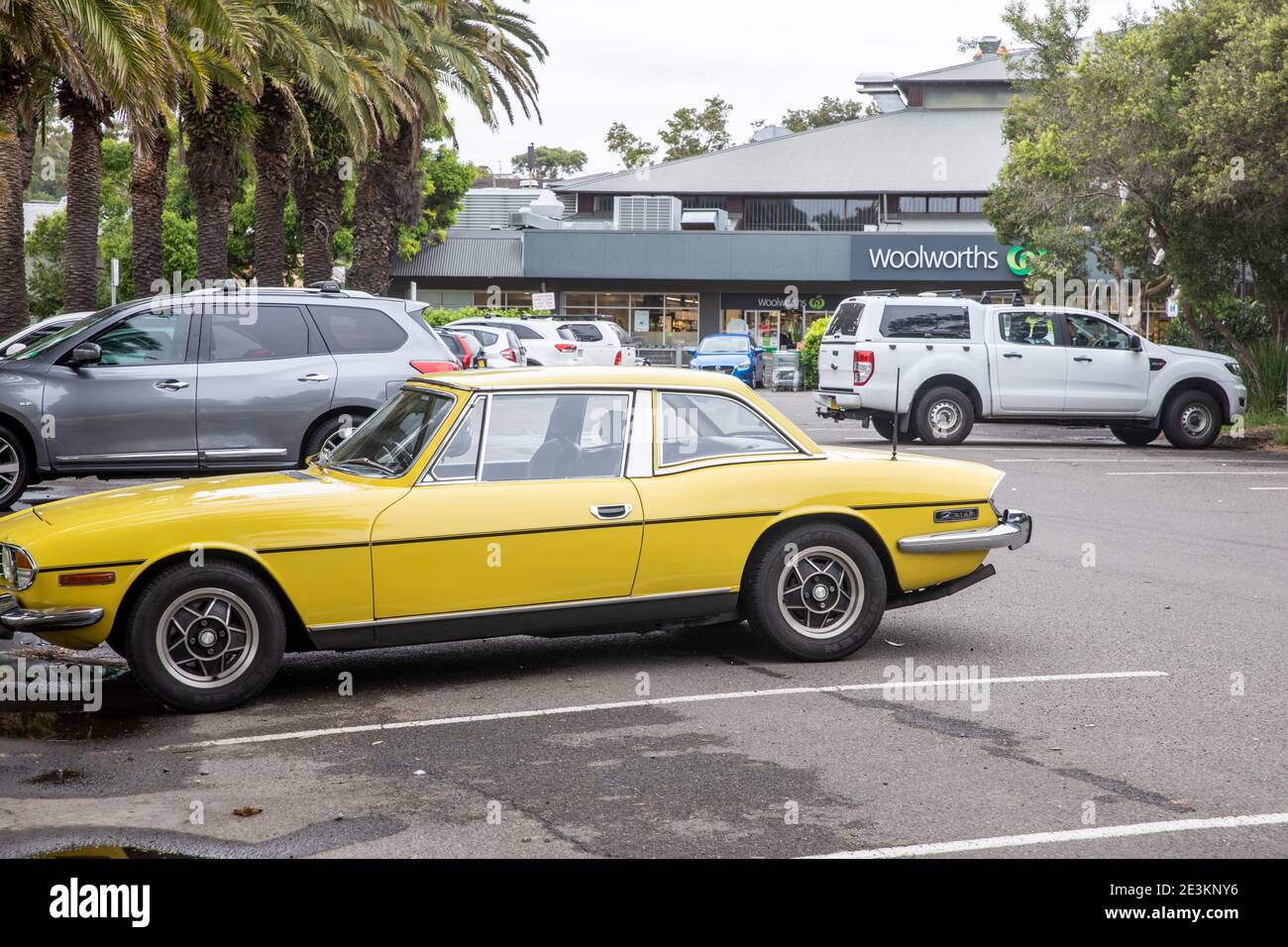 Voiture de sport Yellow Triumph Stag garée à Sydney, en Australie Banque D'Images