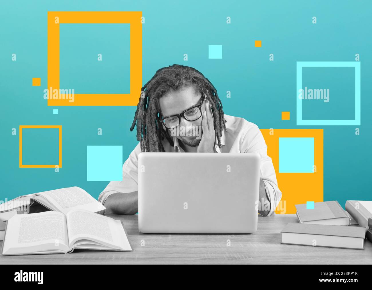 L'étudiant étudie avec son ordinateur portable avec un bureau plein de livres. Concept sur examen en ligne Banque D'Images