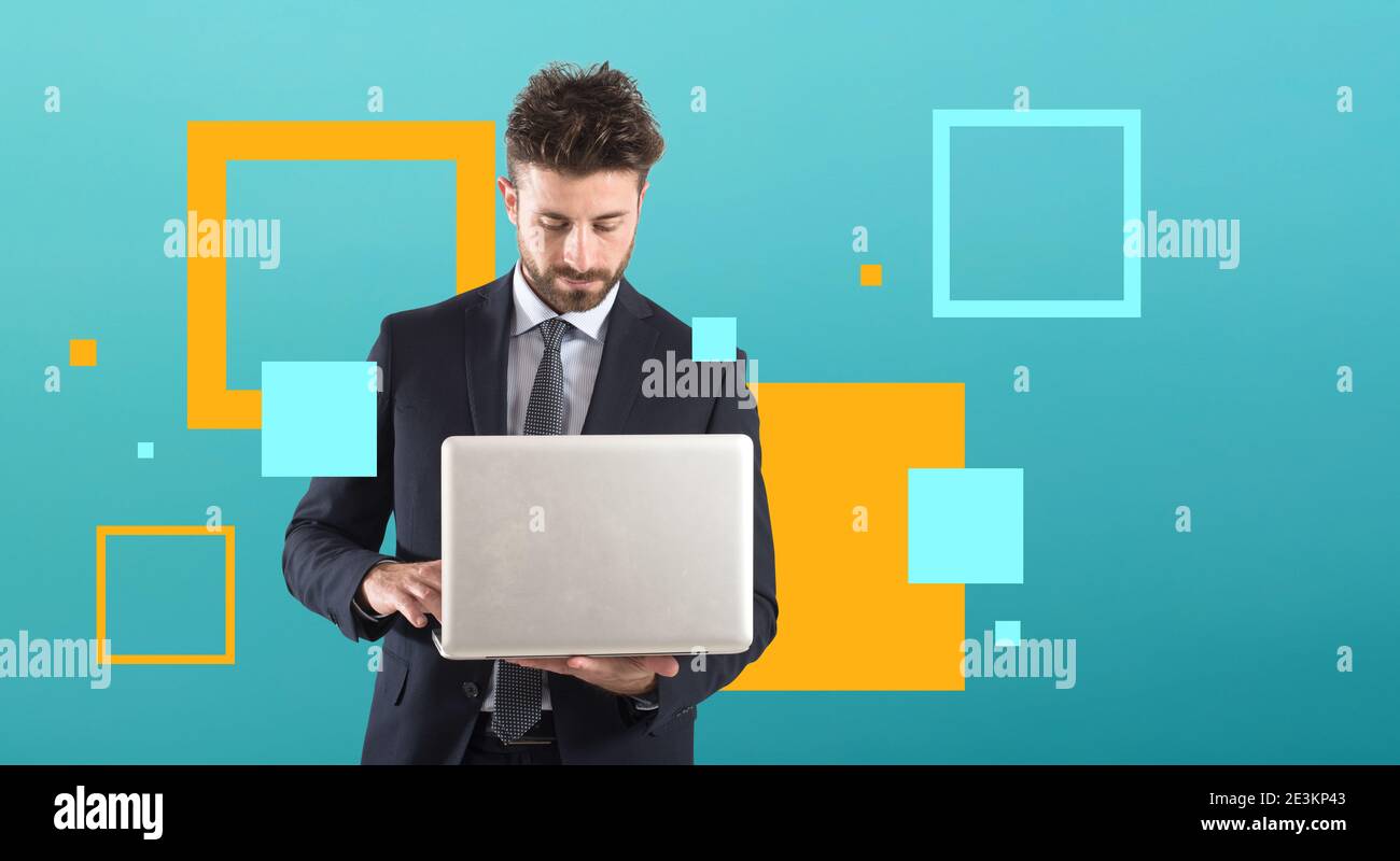 Homme d'affaires travaille avec son ordinateur portable et partage des données via Internet. Isolé sur fond blanc Banque D'Images