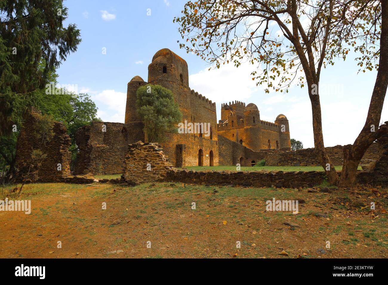 Les palais Iyasu et Failedes s'élèvent vers un ciel bleu au-dessus des murs de cour en ruines à Gonder, en Éthiopie, considéré comme le Camelot d'Afrique. Banque D'Images