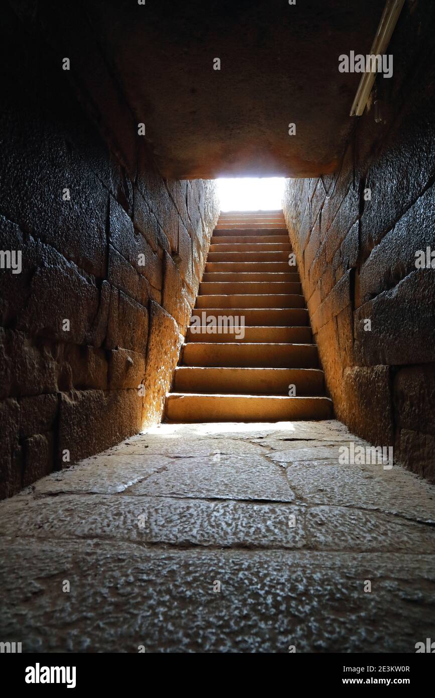 La lumière du jour brille sur les grandes pierres ajustées du couloir et de l'escalier menant à la tombe du roi Gebre Meskel, à Aksum, en Éthiopie. Banque D'Images