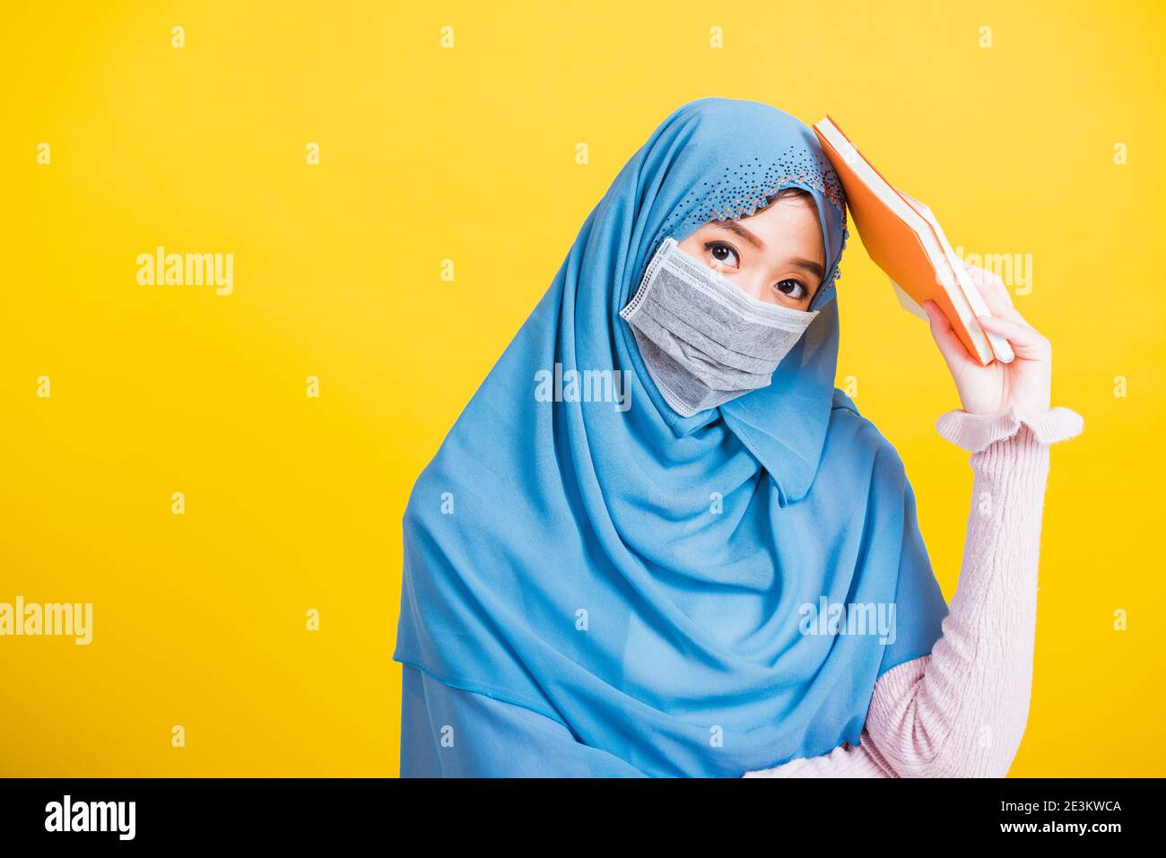 Muslim student wear scarf hold Banque de photographies et d'images à haute  résolution - Alamy