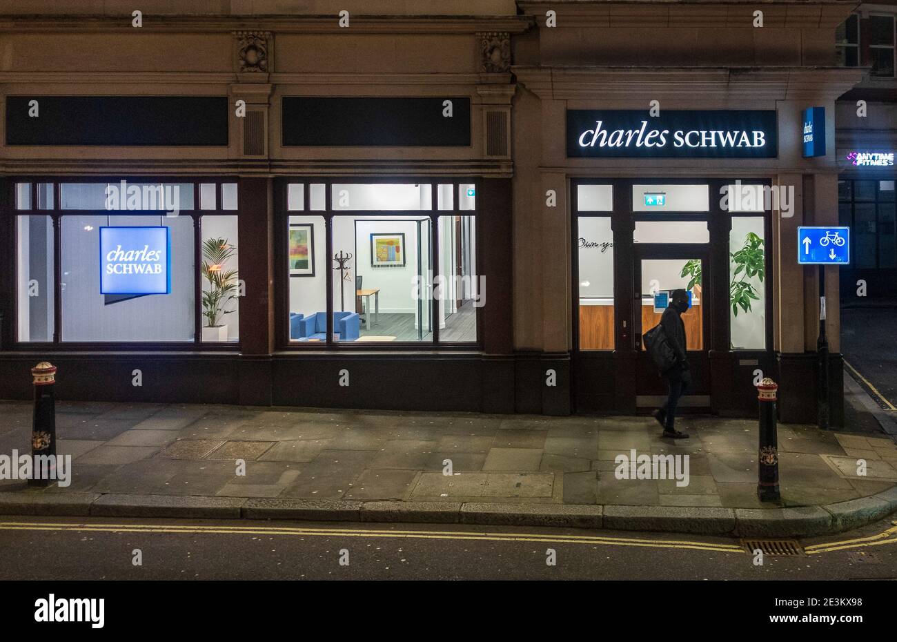 Un piéton passe devant une multinationale américaine fermée de services financiers, Charles Schwab Corporation, à Londres. Le Royaume-Uni a confirmé 38000 nouveaux cas et 599 décès liés à la COVID-19. Banque D'Images