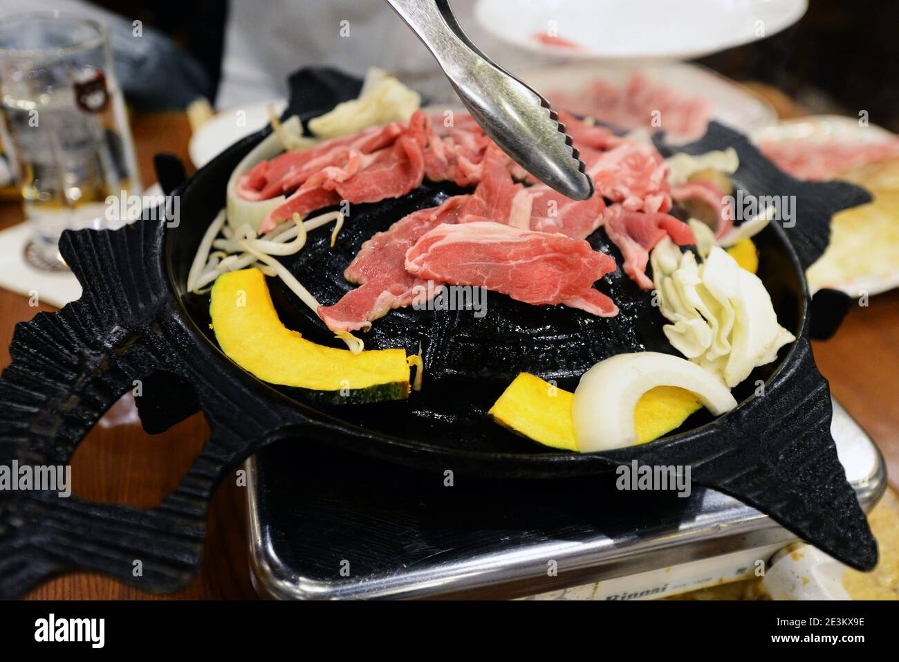 Griller de la viande au Saporo Bier Garten à Sapporo, Japon. Banque D'Images