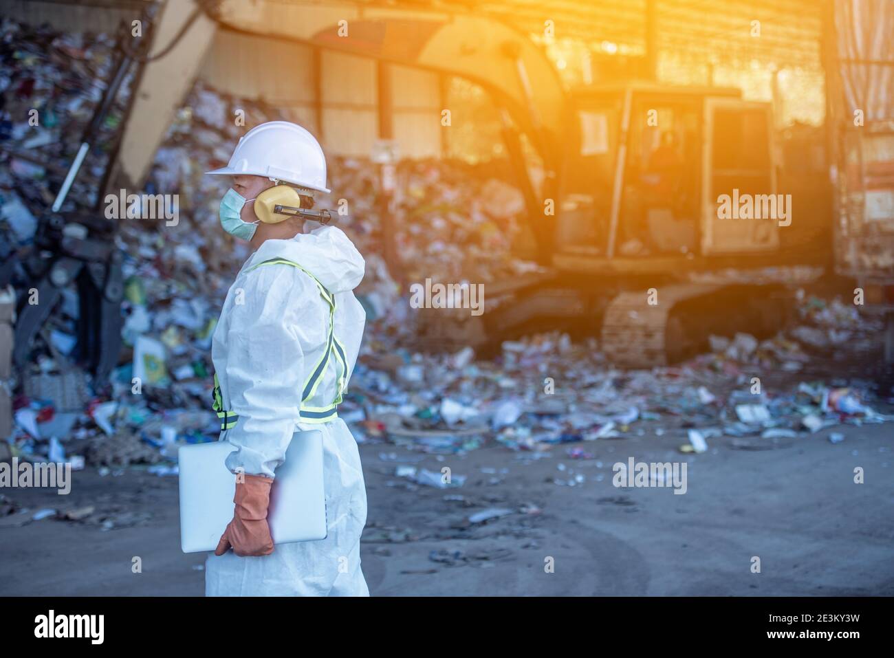 Usine de traitement des déchets. Bouteilles en plastique de procédé technologique à l'usine pour le traitement et le recyclage. L'usine de recyclage des travailleurs, les ingénieurs est o Banque D'Images