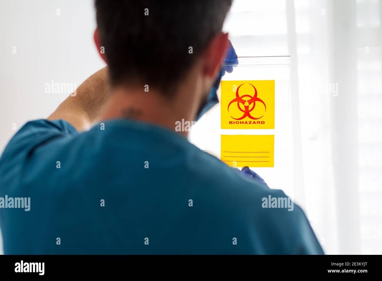 Technologue en soins médicaux tenant le kit de prélèvement d'écouvillons COVID-19, portant un masque de protection et des gants Banque D'Images