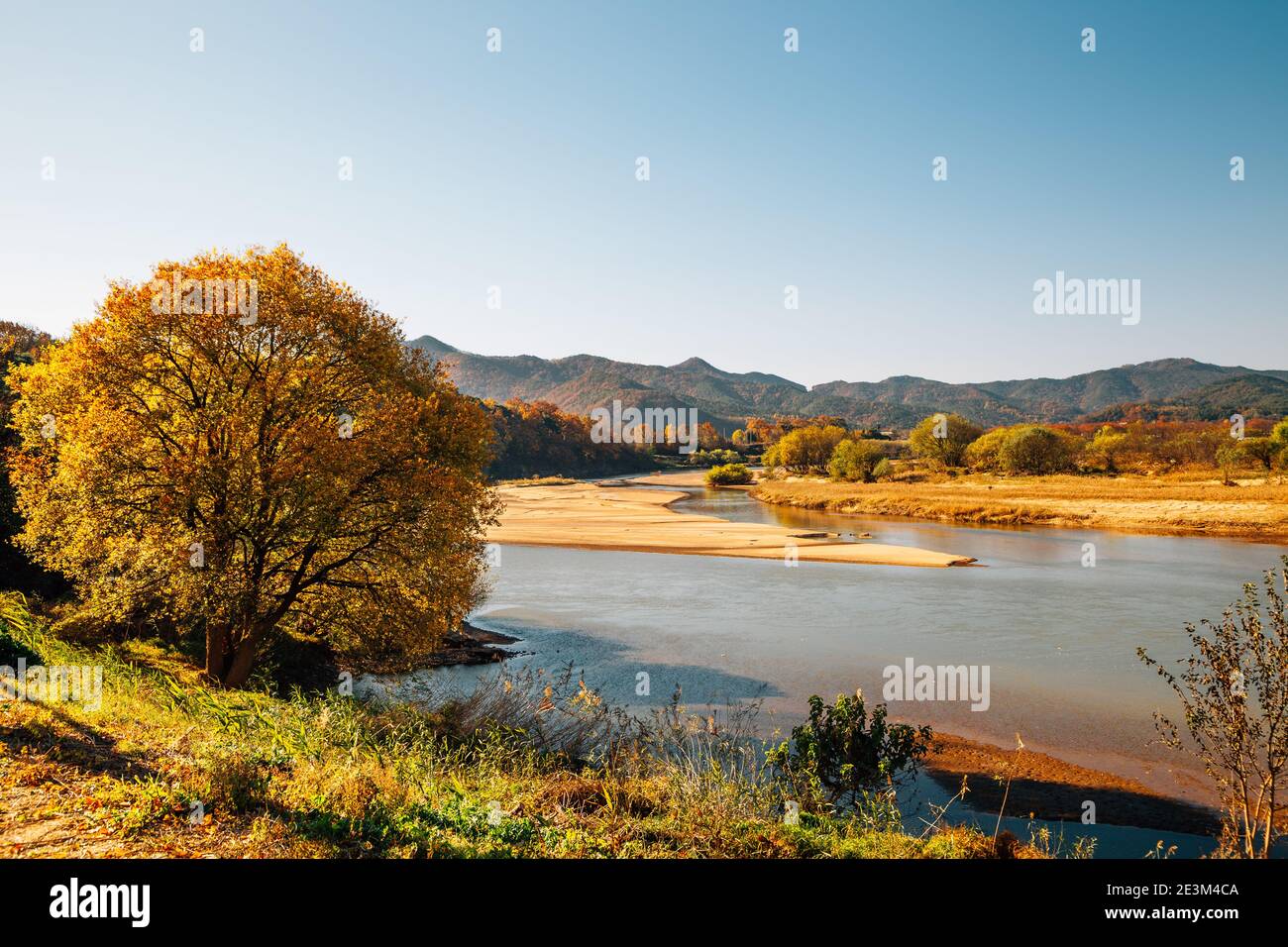 Paysage d'automne de la rivière et de la montagne Nakdong au village d'Andong Hahoe à Andong, en Corée Banque D'Images