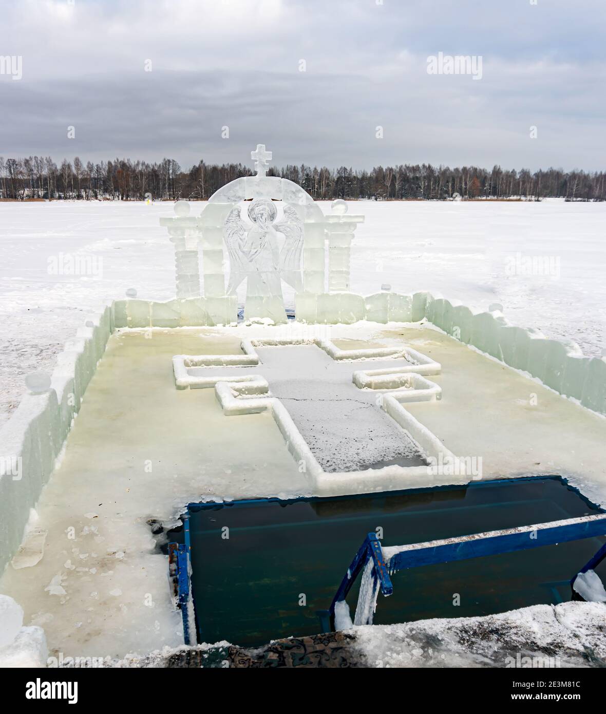 Police pour plonger dans un trou de glace pour le baptême de christ et de la sculpture sur glace sous la forme d'un ange et une croix Banque D'Images