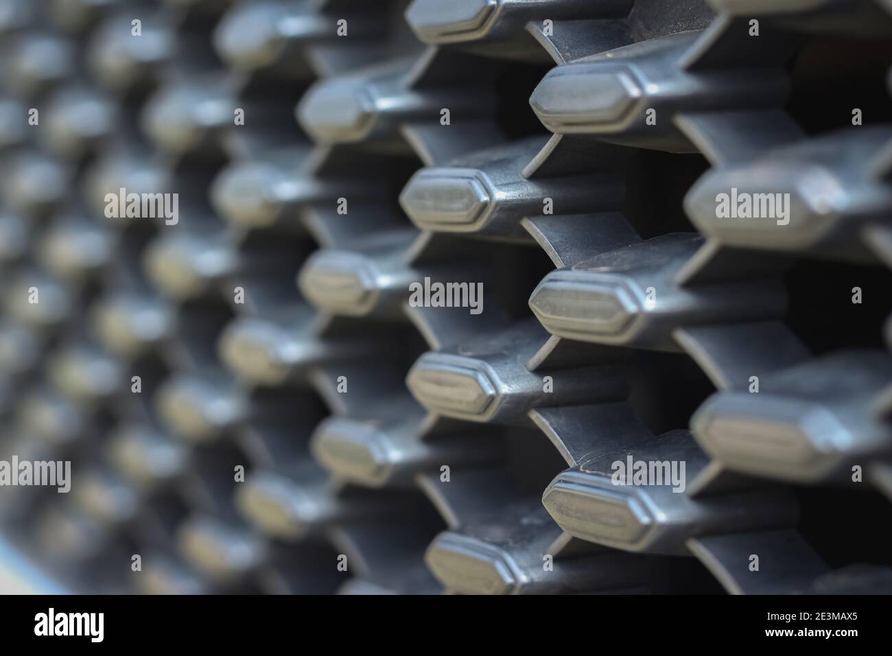 Gros plan sur les ouïes de pare-chocs avant en aluminium argenté pour  voiture grille d'admission d'air au moteur et à la climatisation Photo  Stock - Alamy