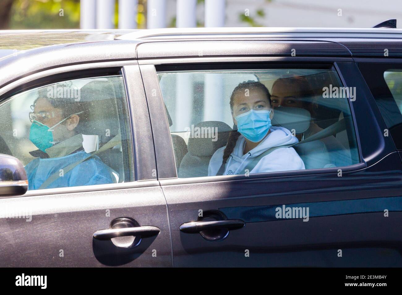 Melbourne, Australie. 20 janvier 2021 : Ivana Popovic, d'Australie, quitte l'hôtel Pullman pour une séance d'entraînement avant l'Open d'Australie de 2021. Environ 1200 joueurs de tennis et officiels sont arrivés à Melbourne via 15 avions affrétés et doivent subir une période de quarantaine de 14 jours avant d'être autorisés à participer. L'hôtel Pullman est l'un des trois hôtels utilisés pour la quarantaine des joueurs. Sydney Low/Cal Sport Media Credit: CAL Sport Media/Alay Live News Banque D'Images