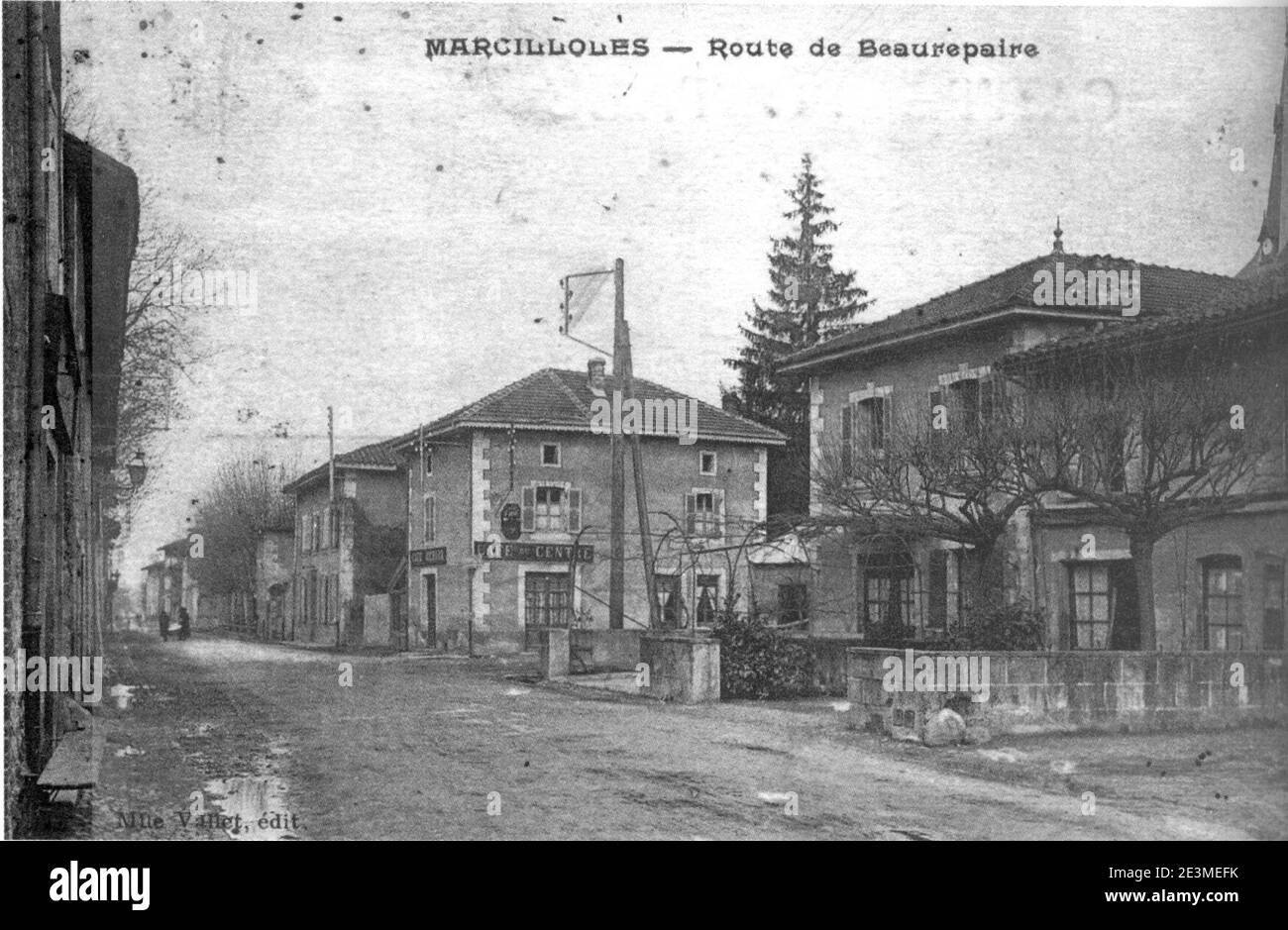Marcilles, route de Beaurepaire vers 1930, p 118 de l'Isère les 533 communes - Mlle Villet édit. Banque D'Images