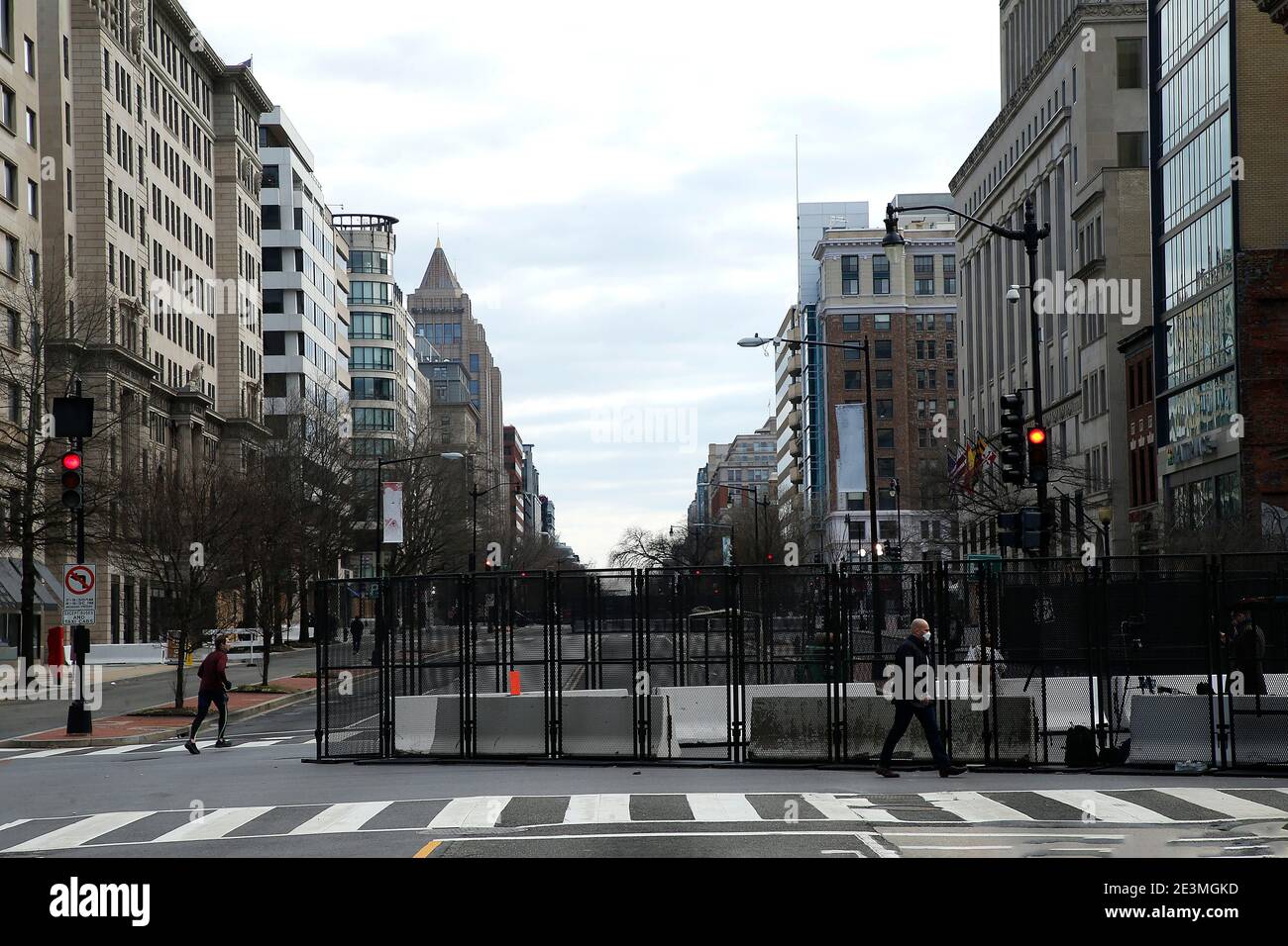 Washington DC, États-Unis. 19 janvier 2021. Des barrières non scalaires sont placées à un point de contrôle le 19 janvier 2021 à Washington, DC après les émeutes de janvier 6 au Capitole des États-Unis, le FBI a publié une déclaration avertissant de nouvelles menaces à la capitale du pays ainsi que dans les cinquante États. Pendant les heures de l'administration actuelle, quelque 25,000 gardes nationaux ont été déployés dans la ville pour se prémunir en vue de l'investiture de Joe Biden comme 46e président des États-Unis. Photo de John Lamparski/SIPA USA crédit: SIPA USA/Alay Live News Banque D'Images