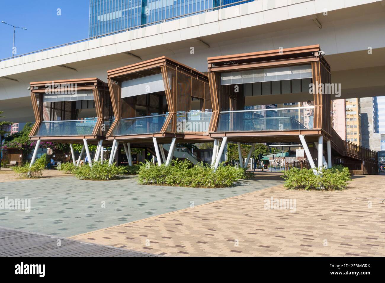 Kwun Tong Promenade à Hong Kong, les maquettes de grues mécaniques et les paquets de papier de rebut sont les attractions artistiques de la Promenade Banque D'Images