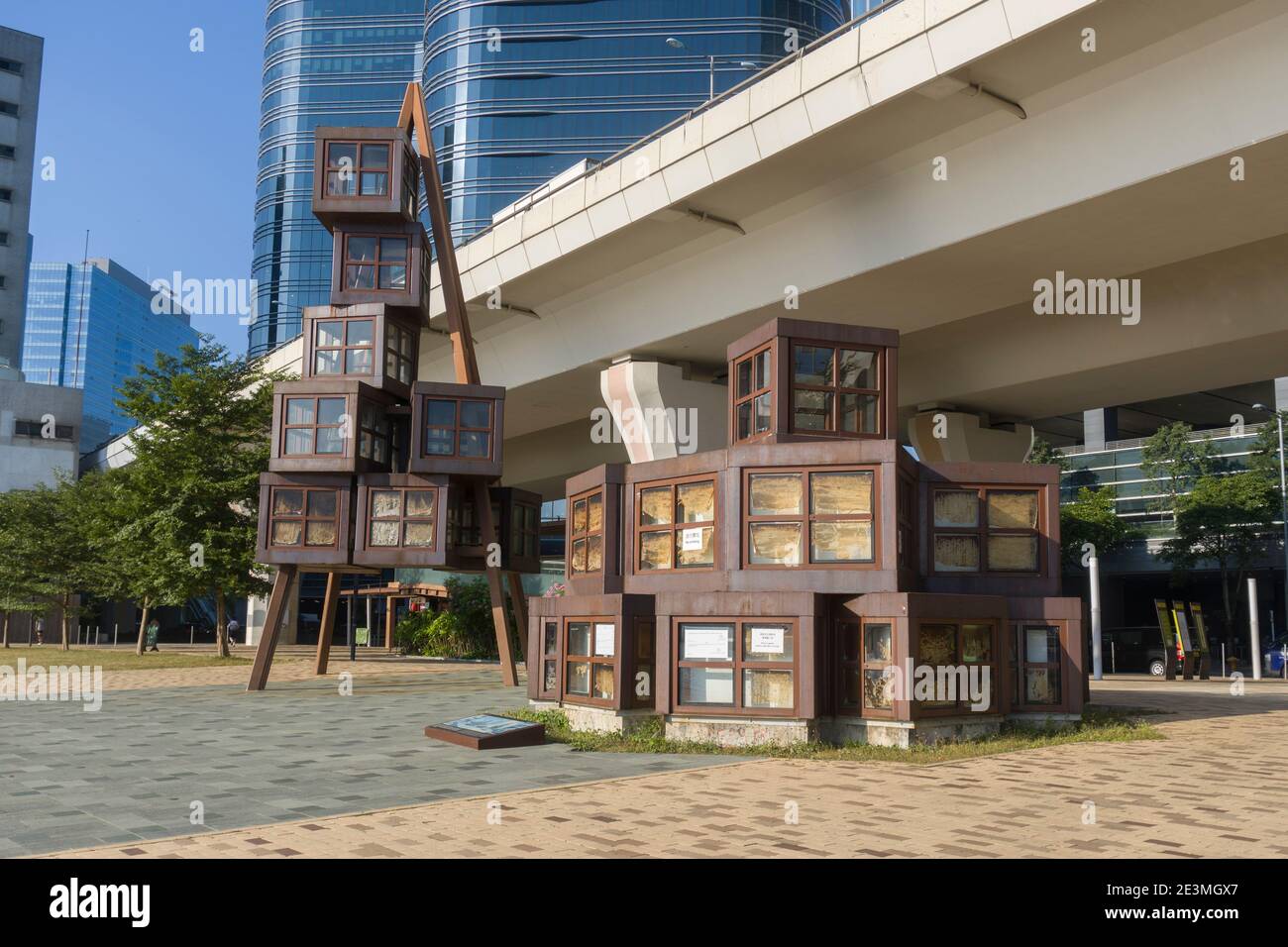 Kwun Tong Promenade à Hong Kong, les maquettes de grues mécaniques et les paquets de papier de rebut sont les attractions artistiques de la Promenade Banque D'Images