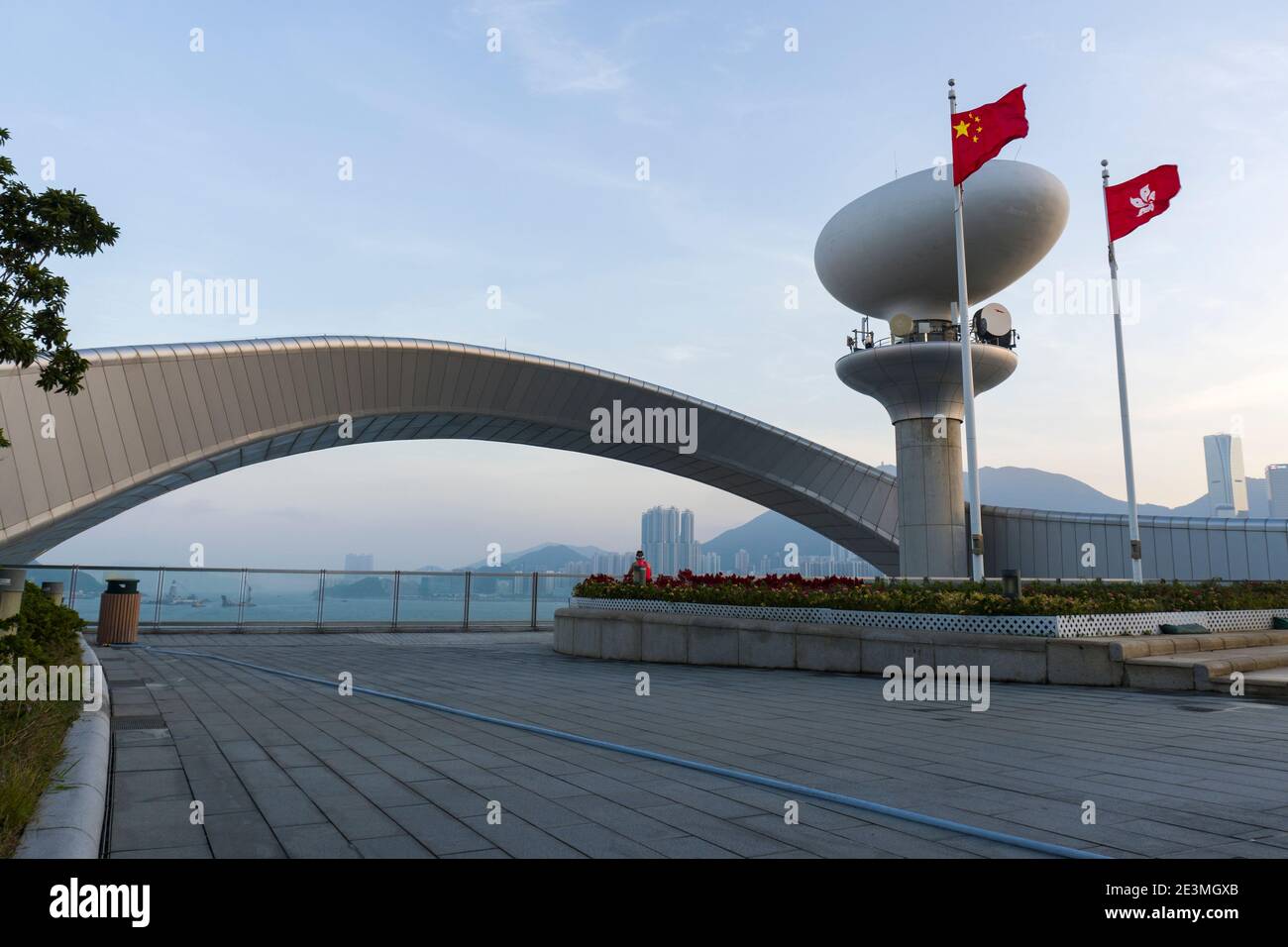 Vue depuis le parc du terminal de croisière Kai Tak situé sur le toit plat du terminal de croisière Kai Tak, avec drapeau de la Chine et drapeau régional de Hong Kong Banque D'Images