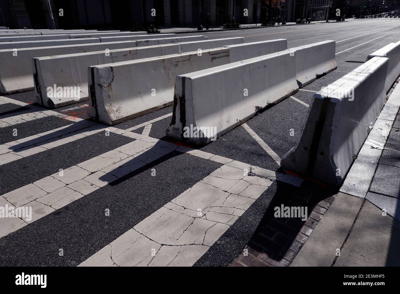 Washington DC, États-Unis. 19 janvier 2021. Des barricades de ciment sont des priot de position pour l'inauguration le 19 janvier 2021 à Washington, DC après les émeutes de janvier 6 au Capitole des États-Unis, le FBI a publié une déclaration avertissant de nouvelles menaces à la capitale du pays ainsi que dans les cinquante États. Pendant les heures de l'administration actuelle, quelque 25,000 gardes nationaux ont été déployés dans la ville pour se prémunir en vue de l'investiture de Joe Biden comme 46e président des États-Unis. Photo de John Lamparski/SIPA USA crédit: SIPA USA/Alay Live News Banque D'Images