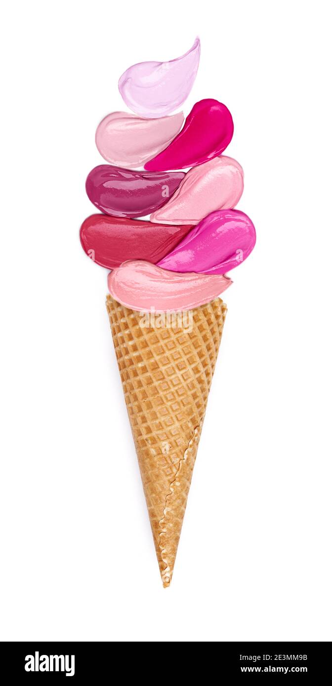 Concept créatif de rouge à lèvres étalé sous forme de crème glacée à la popsicle sur fond blanc. Couche plate de produits de maquillage colorés Banque D'Images