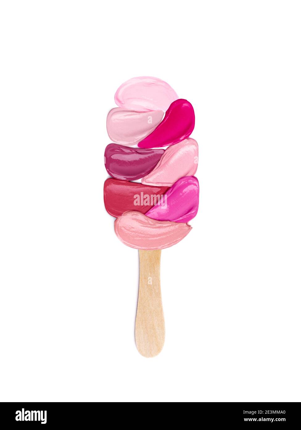 Concept créatif de rouge à lèvres étalé sous forme de crème glacée à la popsicle sur fond blanc. Couche plate de produits de maquillage colorés Banque D'Images