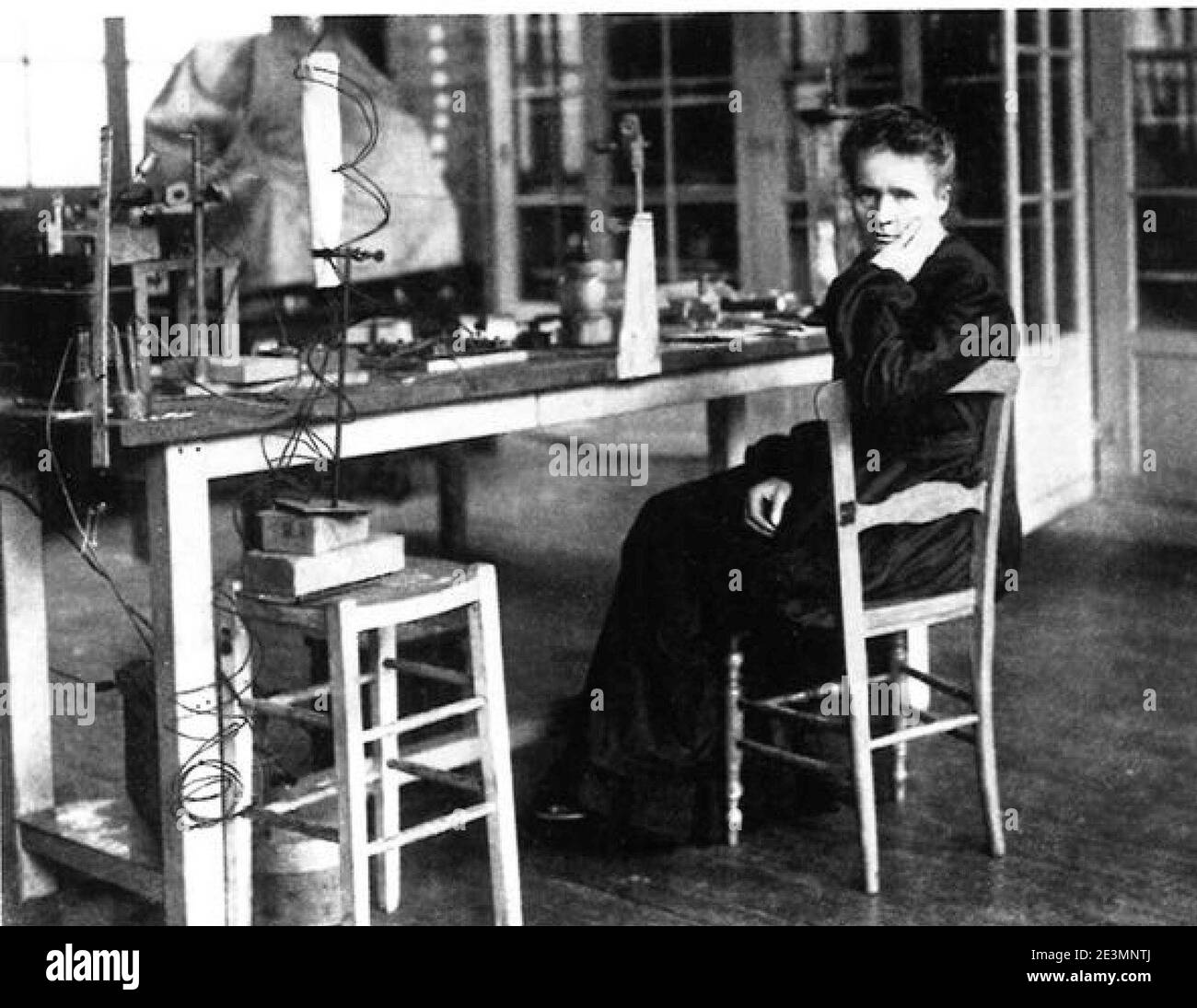 Marie Curie sur une chaise dans son laboratoire. Banque D'Images