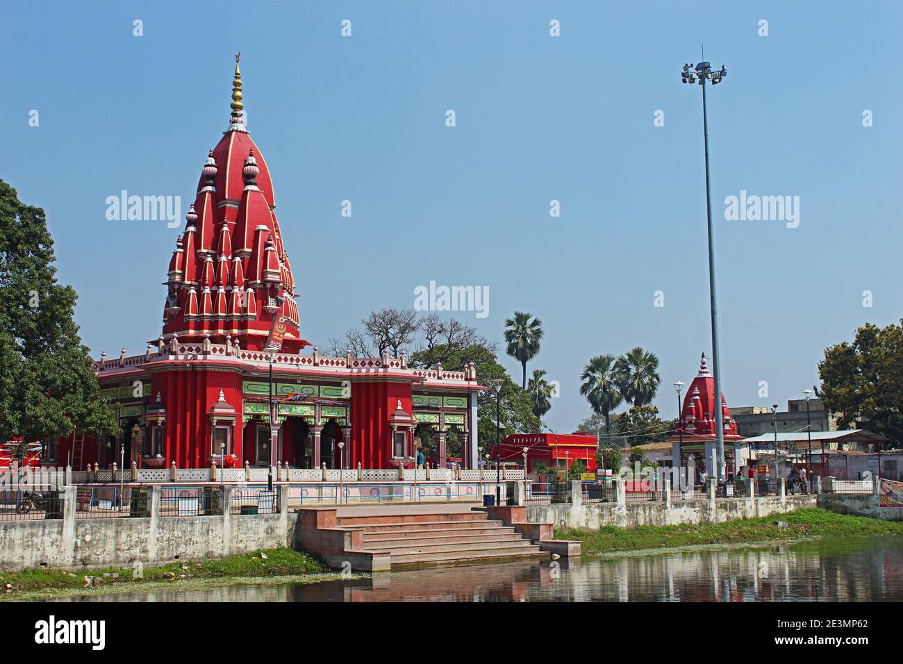 Vue sur le lac. Le temple Dham Shyama Kali de mère Kali construit sur le pyre à Darbhanga, Bihar, Inde Banque D'Images