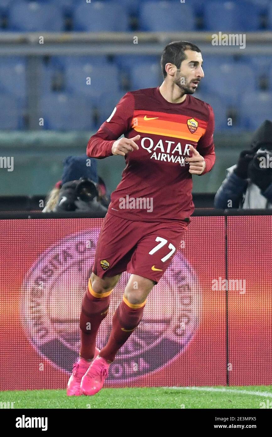 Rome, Italie. 19 janvier 2021. ROME, ITALIE - janvier 19 : Henrikh Mkhitaryan d'AS Roma célèbre après avoir marquant le but lors du match de football de la coupe Tim des années quatre-vingt entre AS Roma et Spezia au Stadio Olimpico le 19 janvier 2021 à Rome, Italie./LiveMedia Credit: Claudio Pasquazi/LPS/ZUMA Wire/Alay Live News Banque D'Images