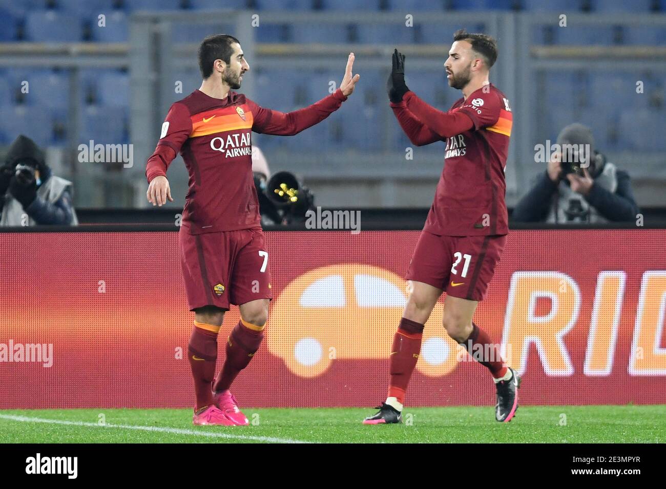 Rome, Italie. 19 janvier 2021. ROME, ITALIE - janvier 19 : Henrikh Mkhitaryan (L) d'AS Roma célèbre après avoir marquant le but lors du match de football de la coupe Tim des quatre-vingts entre AS Roma et Spezia au Stadio Olimpico le 19 janvier 2021 à Rome, Italie./LiveMedia Credit: Claudio Pasquazi/LPS/ZUMA Wire/Alay Live News Banque D'Images