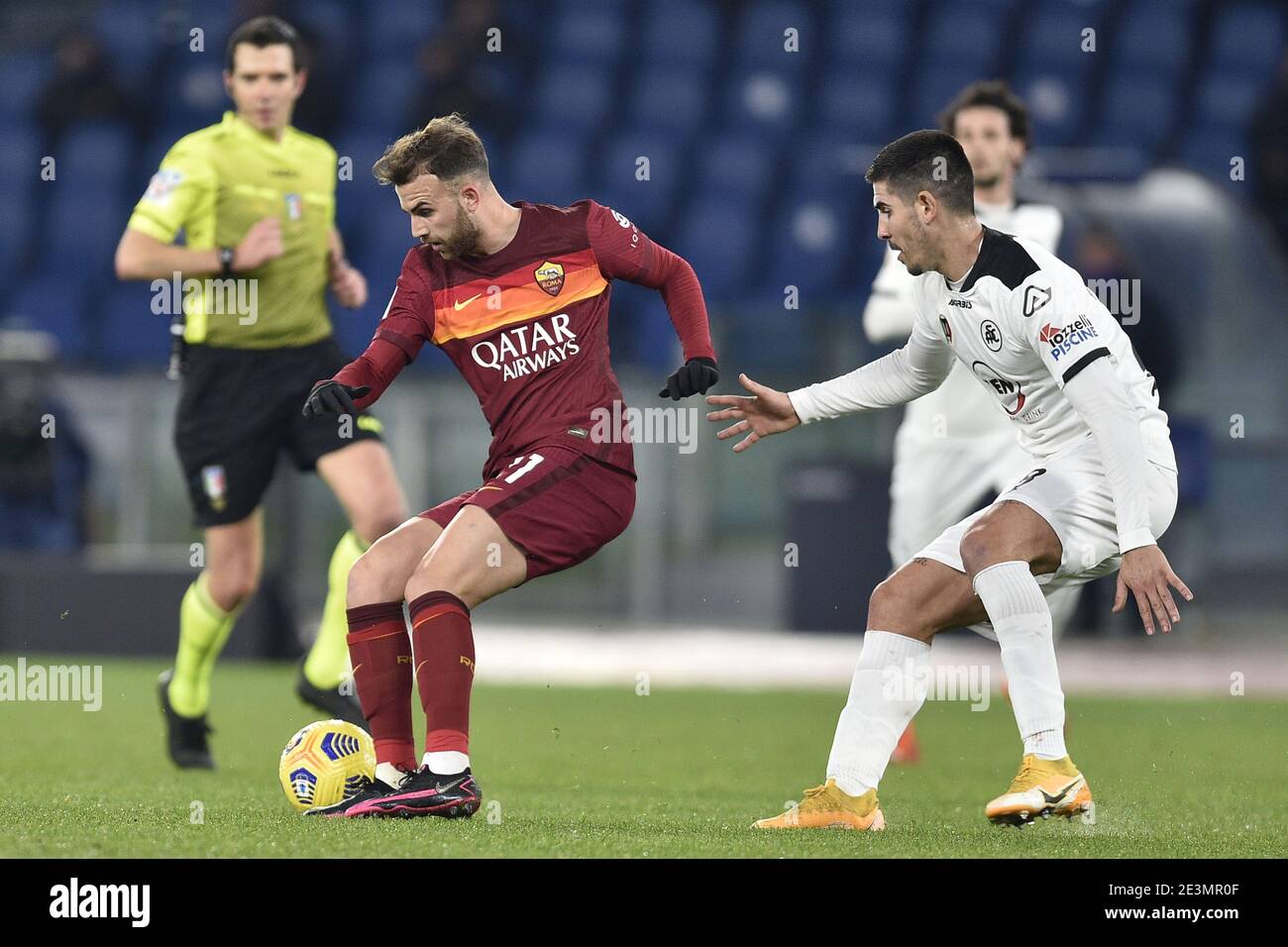 Rome, Italie. 19 janvier 2021. ROME, ITALIE - janvier 19 : Gonzalo Villar (L) d'AS Roma concurrence pour le ballon Ardian Ismajli( R ) de Spezia pendant le match de football de la coupe Tim des quatre-vingts entre AS Roma et Spezia Stadio Olimpico le 19 janvier 2021 à Rome Italie/LiveMedia Credit: Claudio Pasquazi/LPS/ZUMA Wire/Alay Live News Banque D'Images