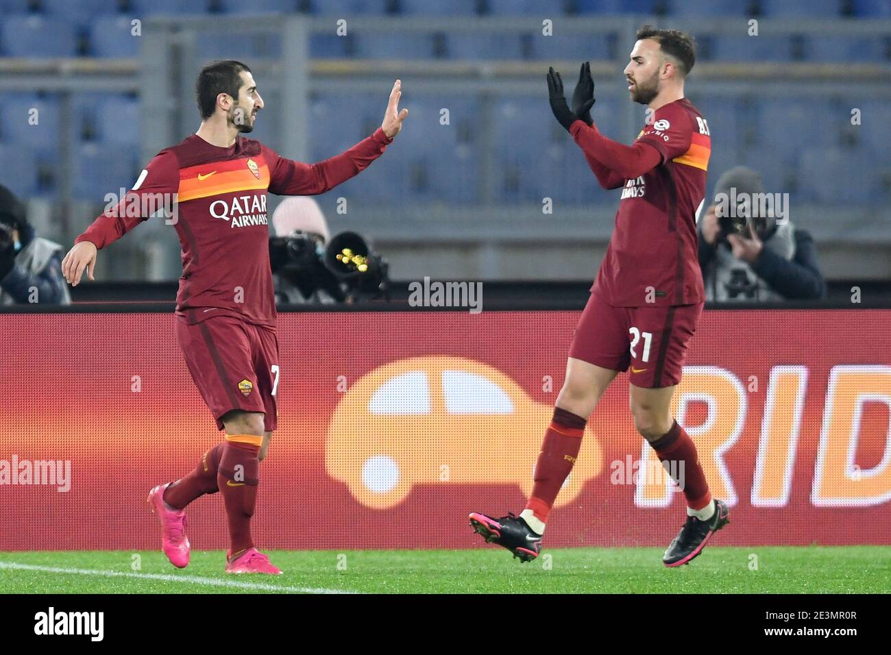 Rome, Italie. 19 janvier 2021. ROME, ITALIE - janvier 19 : Henrikh Mkhitaryan (L) d'AS Roma célèbre après avoir marquant le but lors du match de football de la coupe Tim des quatre-vingts entre AS Roma et Spezia au Stadio Olimpico le 19 janvier 2021 à Rome, Italie./LiveMedia Credit: Claudio Pasquazi/LPS/ZUMA Wire/Alay Live News Banque D'Images