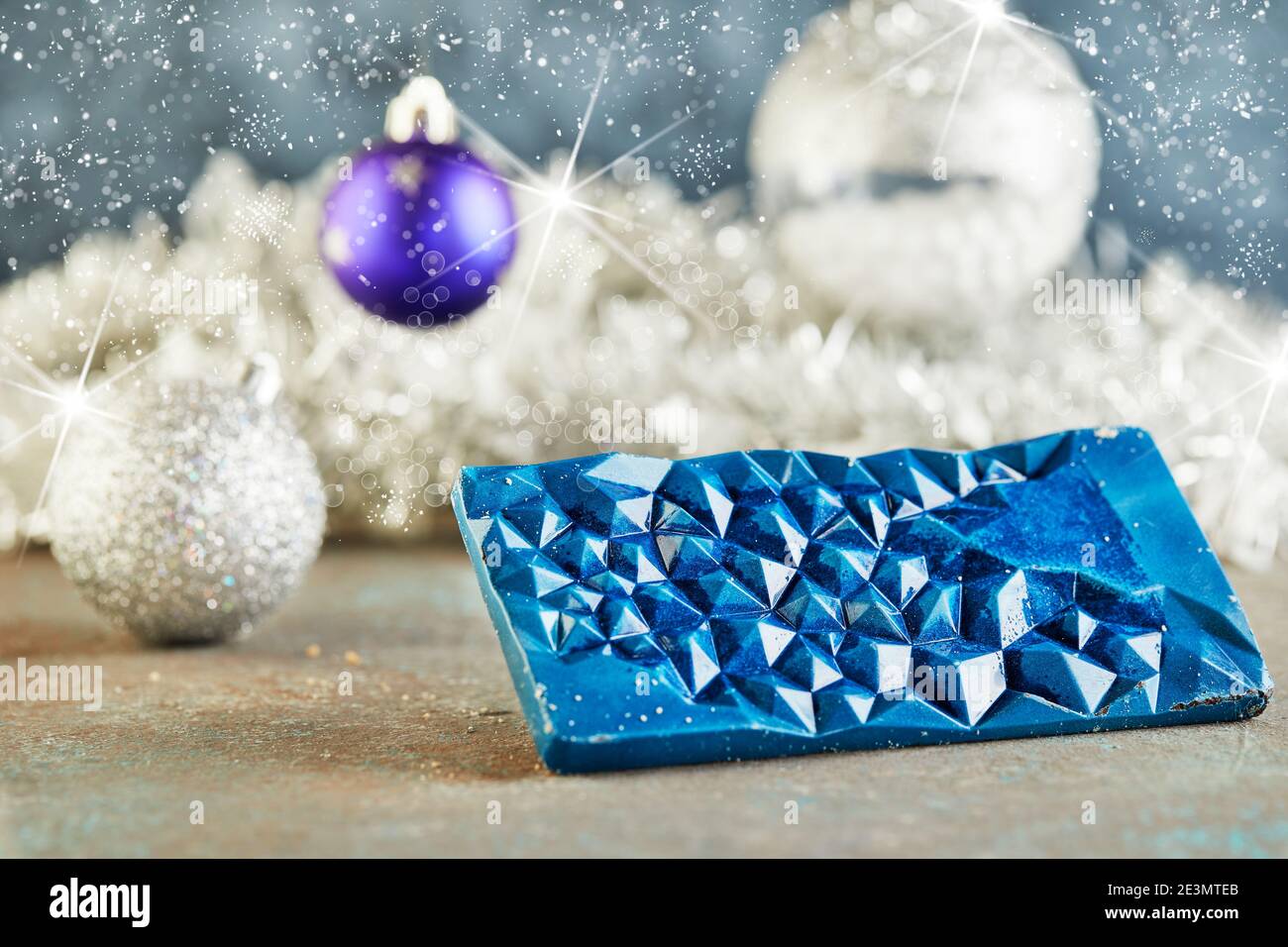 Chocolat sous forme d'améthyste sur fond de Noël. Cadeau pour la journée pour les vacances. Banque D'Images