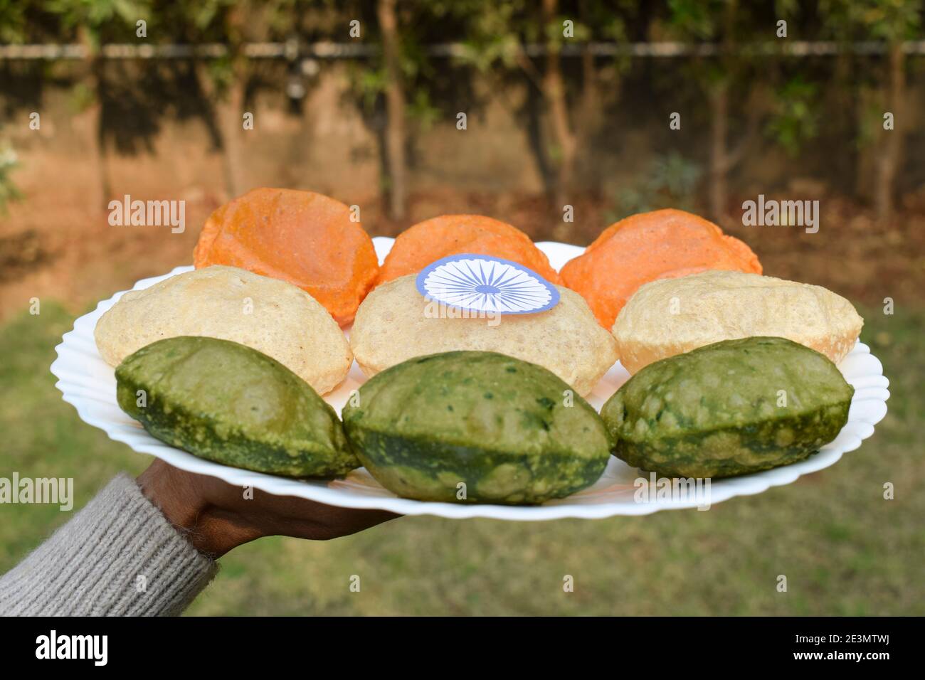 Assiette de conservation pour femme servant des plats à thème tiranga de la journée tricolore de la république indienne servant Puri épinards puri, puri carotte et puri Uni Banque D'Images