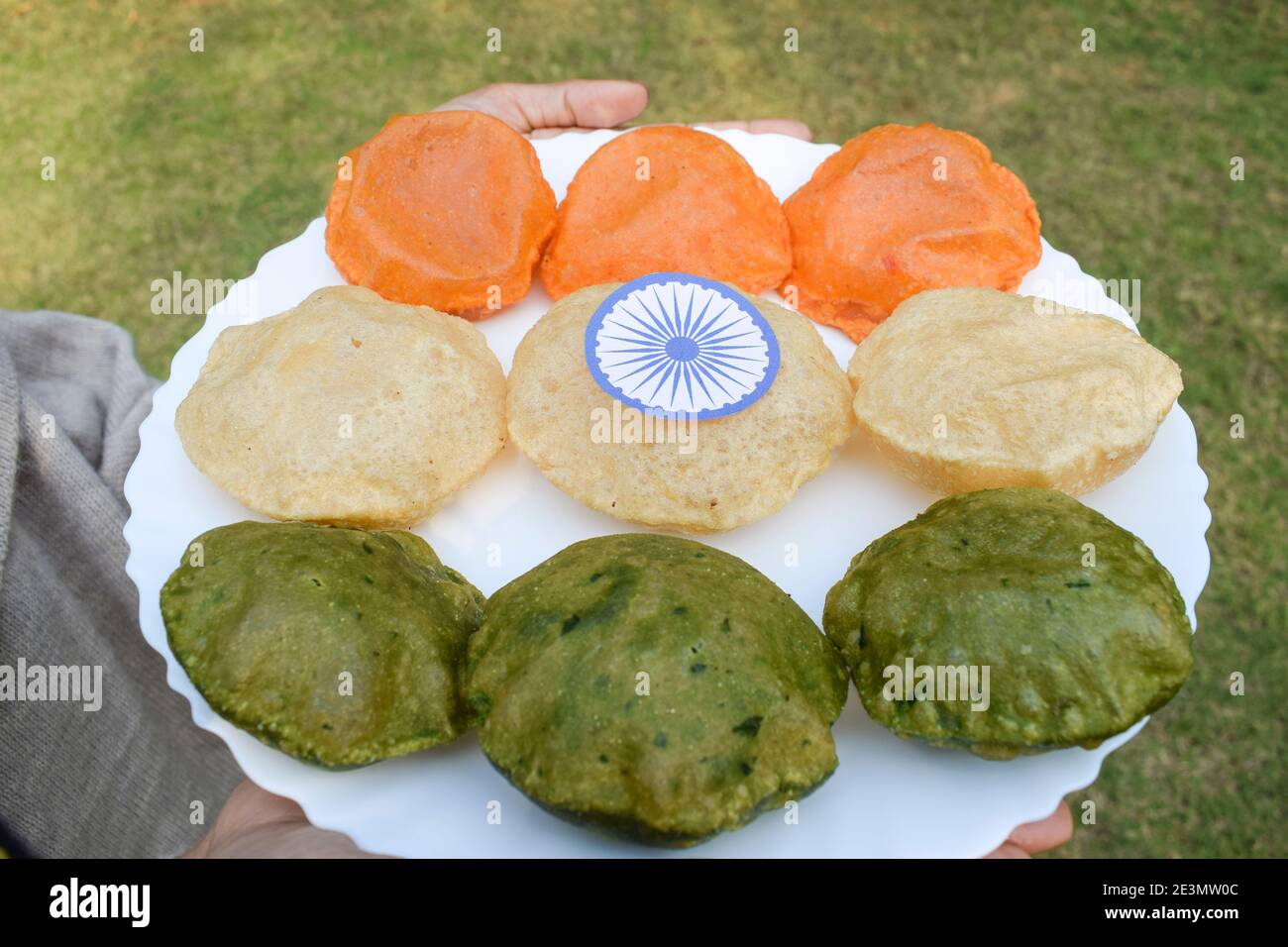 Assiette de conservation pour femme servant des plats à thème tiranga de la journée tricolore de la république indienne servant Puri épinards puri, puri carotte et puri Uni Banque D'Images