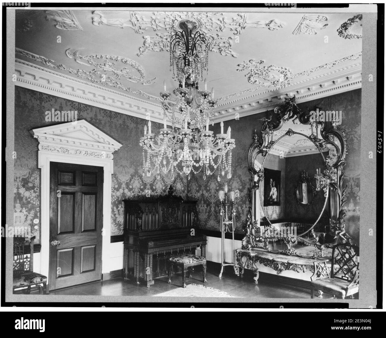 Marsden J. Perry accueil, Providence, Rhode Island. Scène d'intérieur, détail de piano, lustre en cristal, miroir, et de portes Banque D'Images