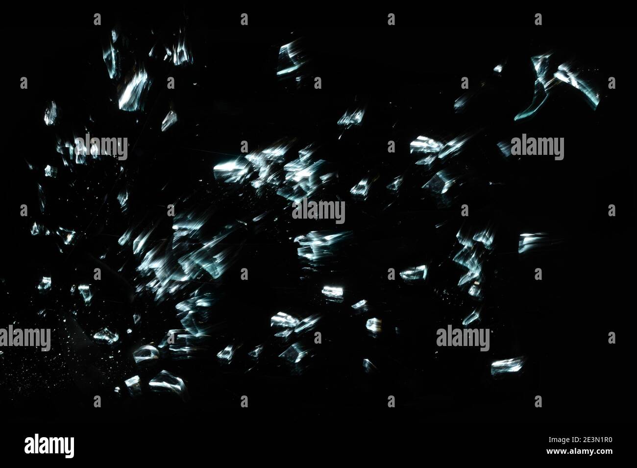 Morceaux de verre brisés et éclatés isolés sur le noir avec le mouvement Banque D'Images