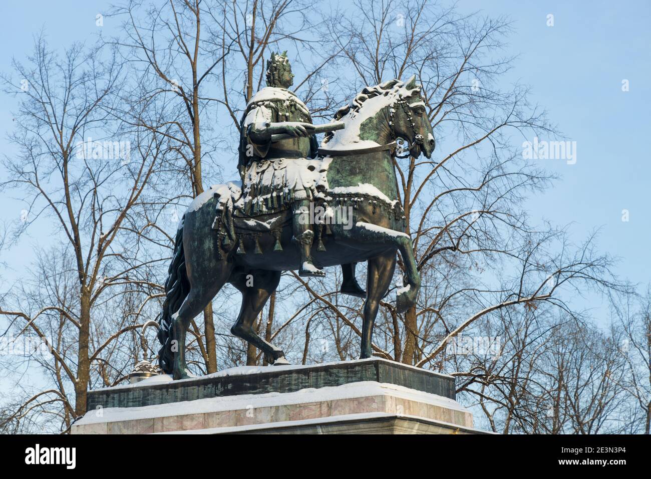 Saint-Pétersbourg, Russie - 16 janvier 2021 : scène d'hiver avec une statue enneigée de Pierre le Grand à cheval en profil Banque D'Images