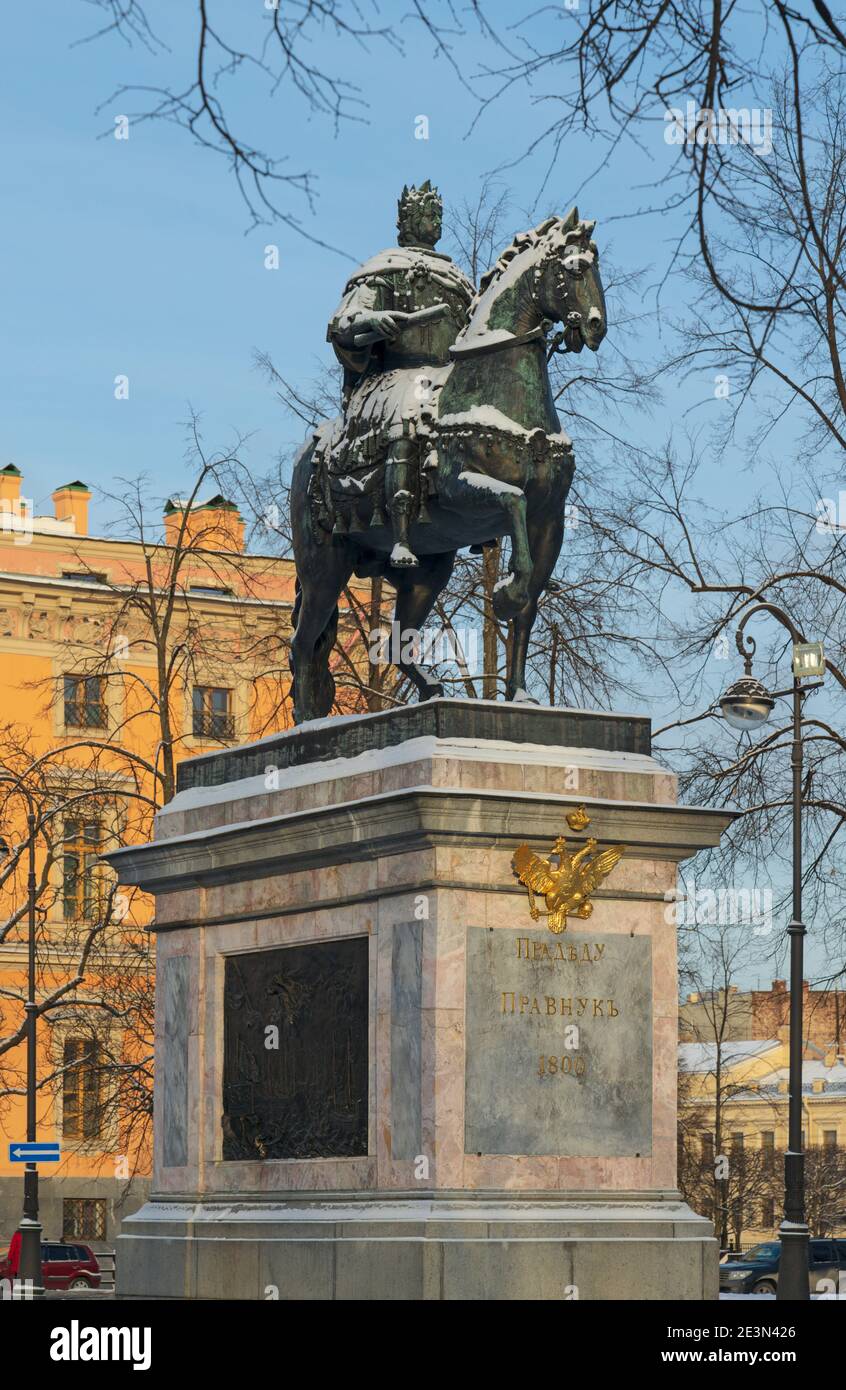 Saint-Pétersbourg, Russie - 16 janvier 2021 : scène d'hiver avec une statue de bronze enneigée de Pierre le Grand à cheval encadrée par des branches Banque D'Images