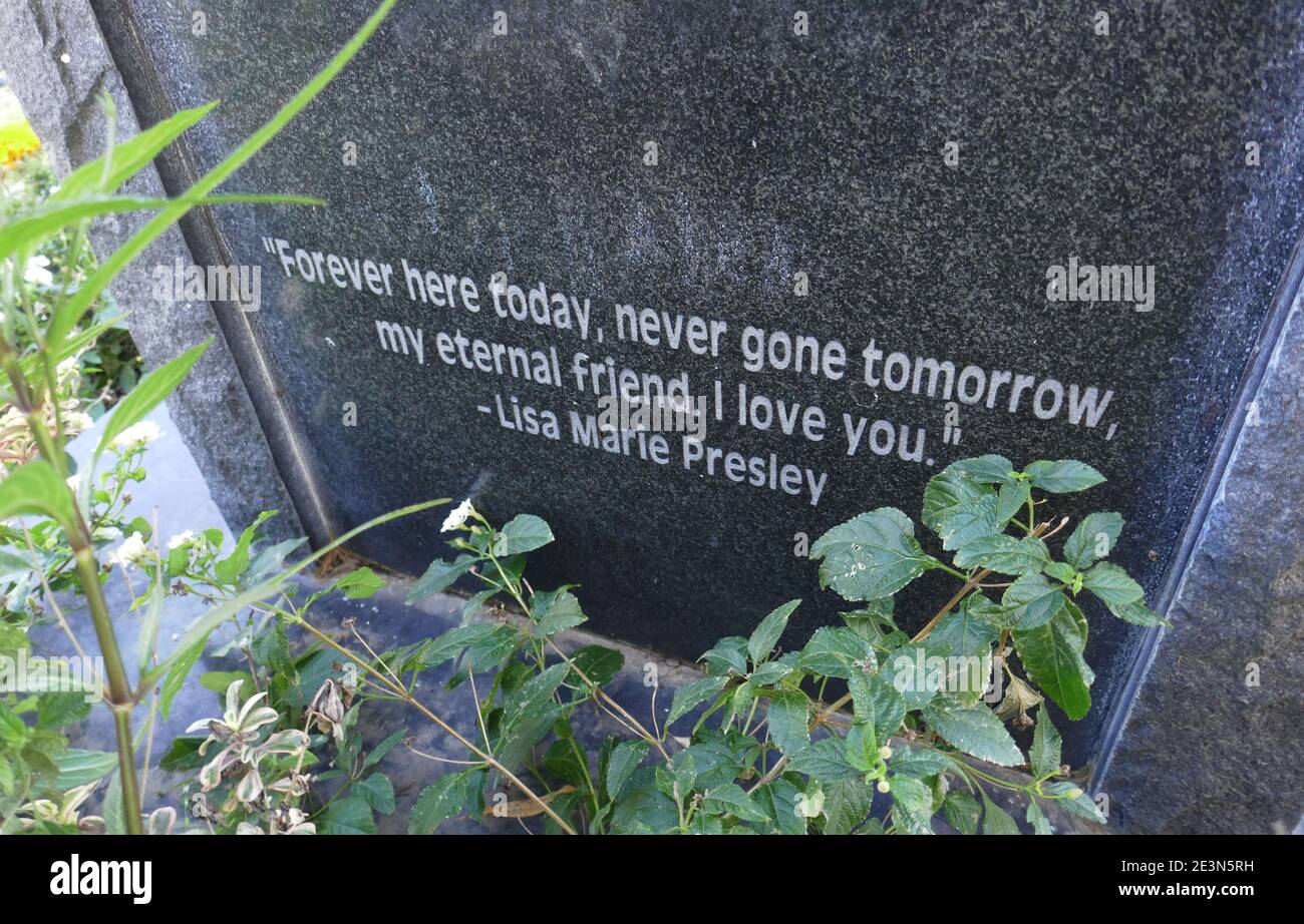 Los Angeles Californie Etats Unis 17 Janvier 21 Une Vue Generale De L Atmosphere De La Tombe Du Musicien Johnny Ramone Avec Lisa Marie Presley Citation Dans Garden Of Legends Au Cimetiere Hollywood Forever