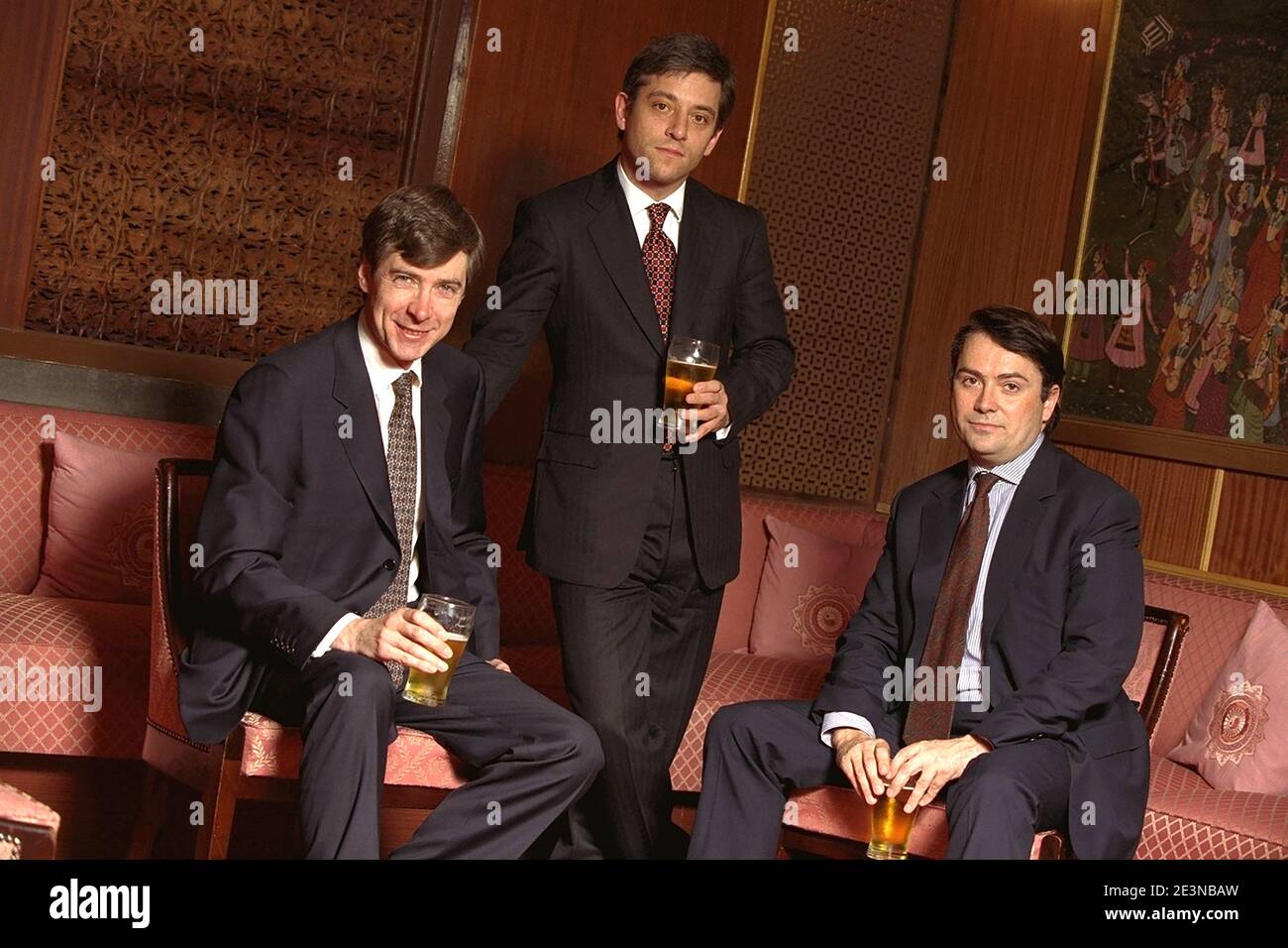 DÉPUTÉ CONSERVATEUR (G-D) NICK SAINT AUBYN, JOHN BERCOW ET DAVID RUFFLEY SE DÉTENDENT EN AYANT UNE PINTE DE BIÈRE AU RESTAURANT KUNDAN, LONDRES, ANGLETERRE, ROYAUME-UNI Banque D'Images