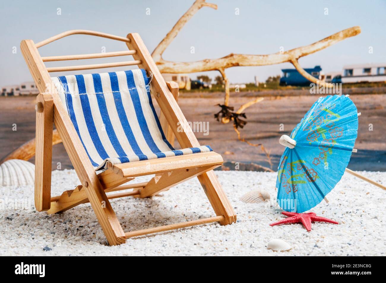 Photo de la vie fixe composition d'une scène de plage avec un fauteuil de  pont pliant, parasol et étoiles de mer rouges au premier plan et une plage  naturelle floue Photo Stock -